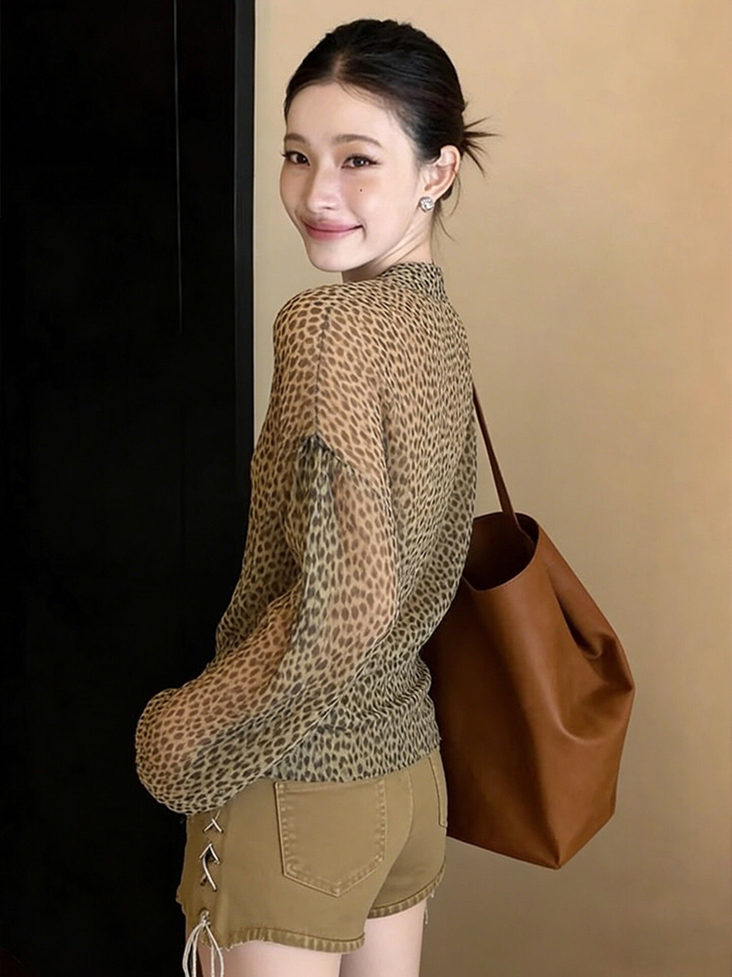 Chemise unique et élégante à imprimé léopard de style européen pour femme, parfaite pour l'été.