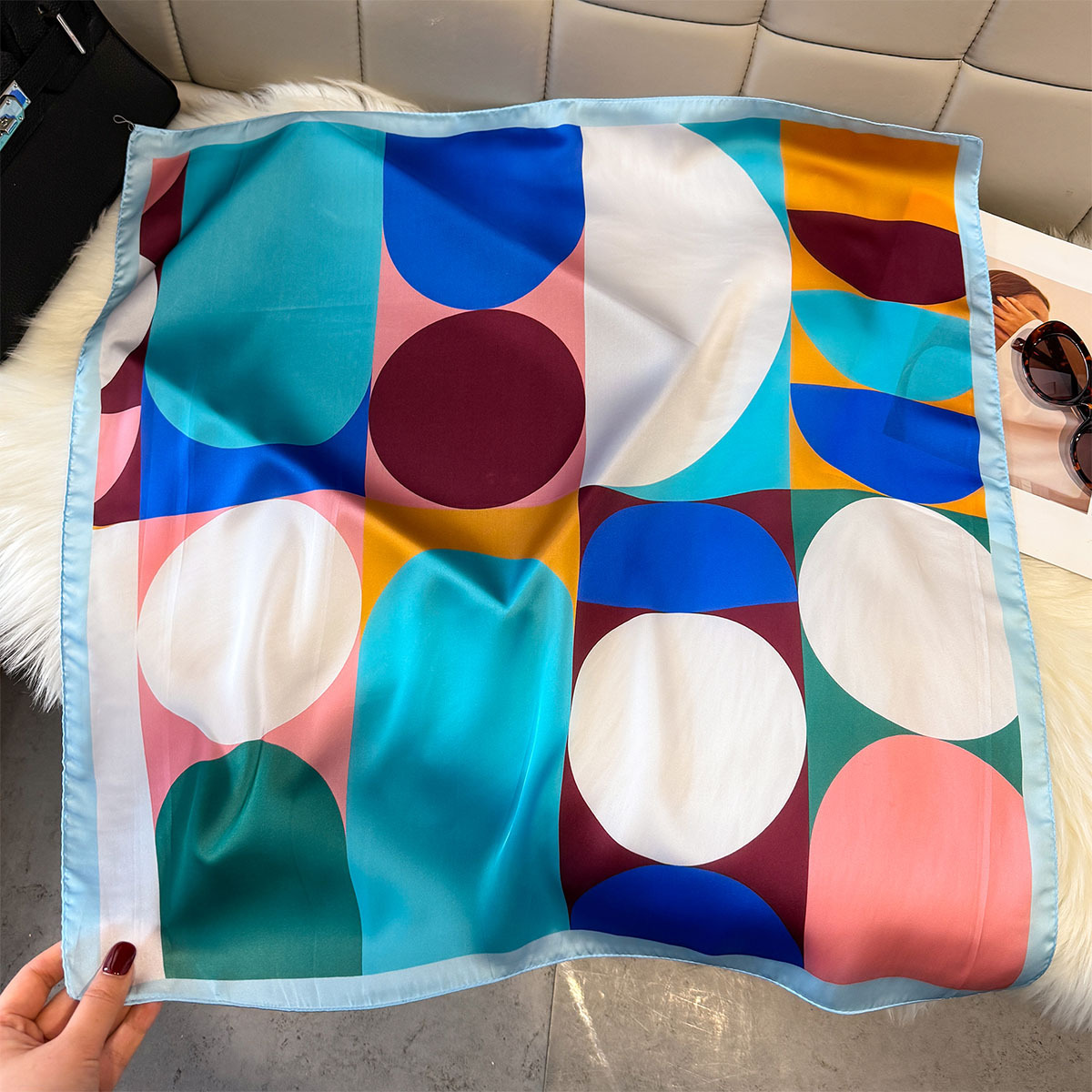 Foulard carré en soie à blocs de couleur géométriques pour femme, doux, toutes saisons, hijab, décoration, bandana, usage quotidien