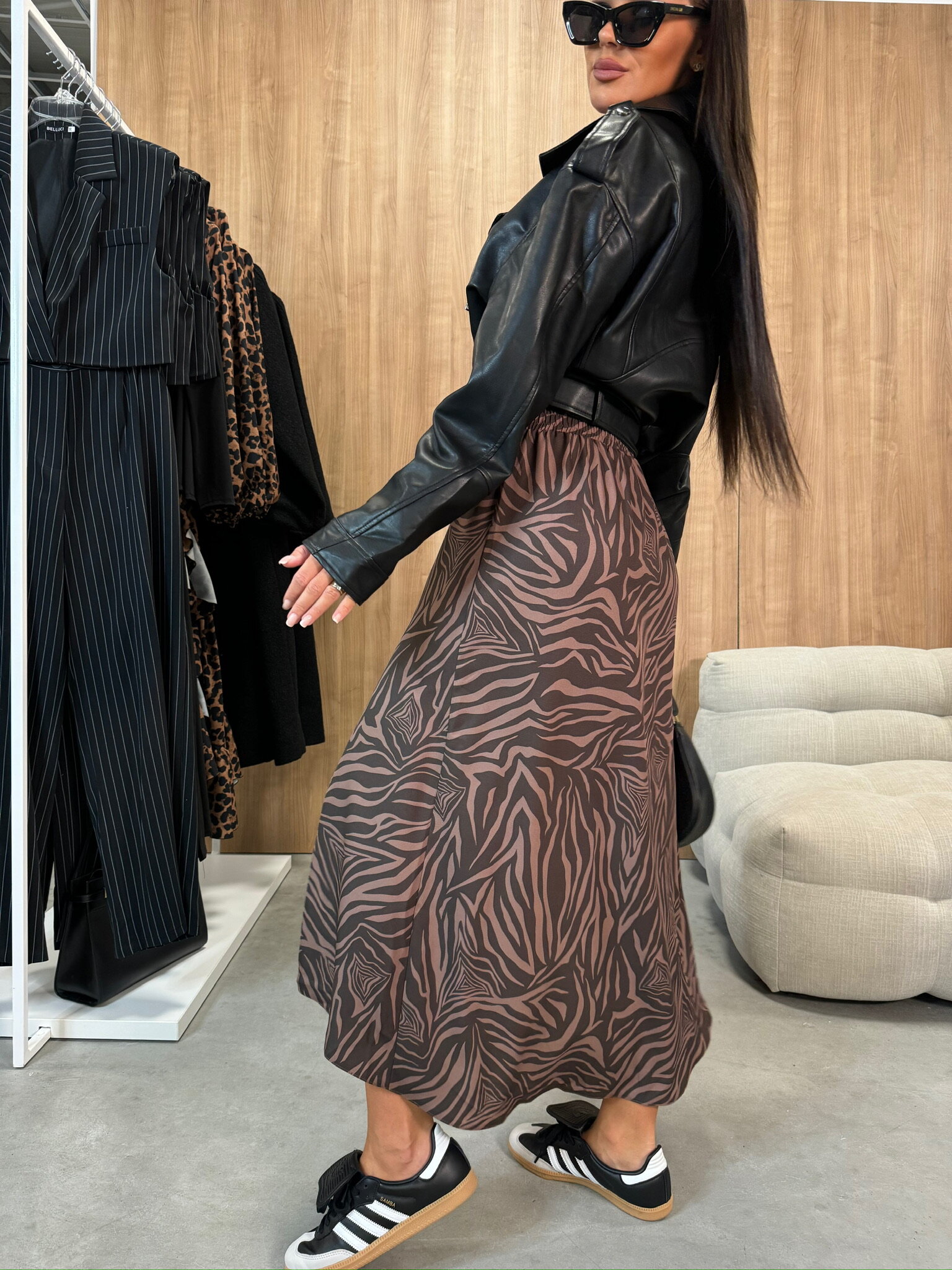 Jupe longue mi-mollet pour femme à imprimé léopard, taille haute, coupe trapèze fluide avec fente latérale, style décontracté chic streetwear