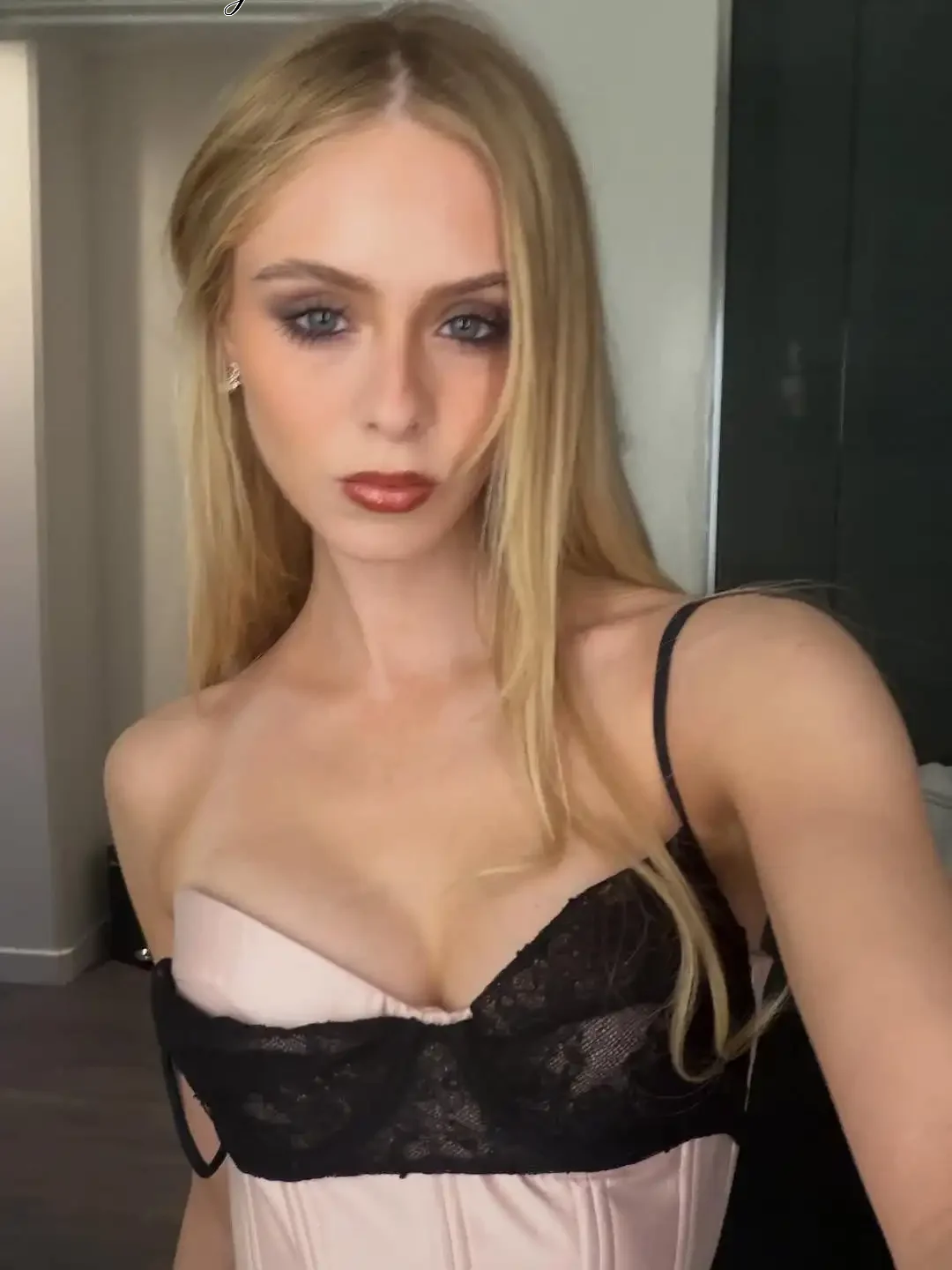 Ensemble deux pièces élégant pour femme : Corset en dentelle et satin à fines bretelles, bustier et jupe midi en maille transparente – Tenue de soirée et rendez-vous 2026