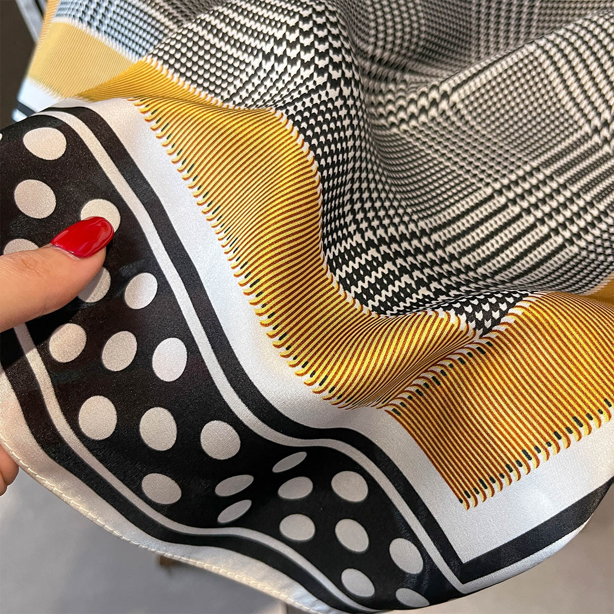 100% Foulard en soie Pure femmes Foulard de haute qualité carré femme Foulard mode impression dame châle enveloppes Hijab Bandana foulards