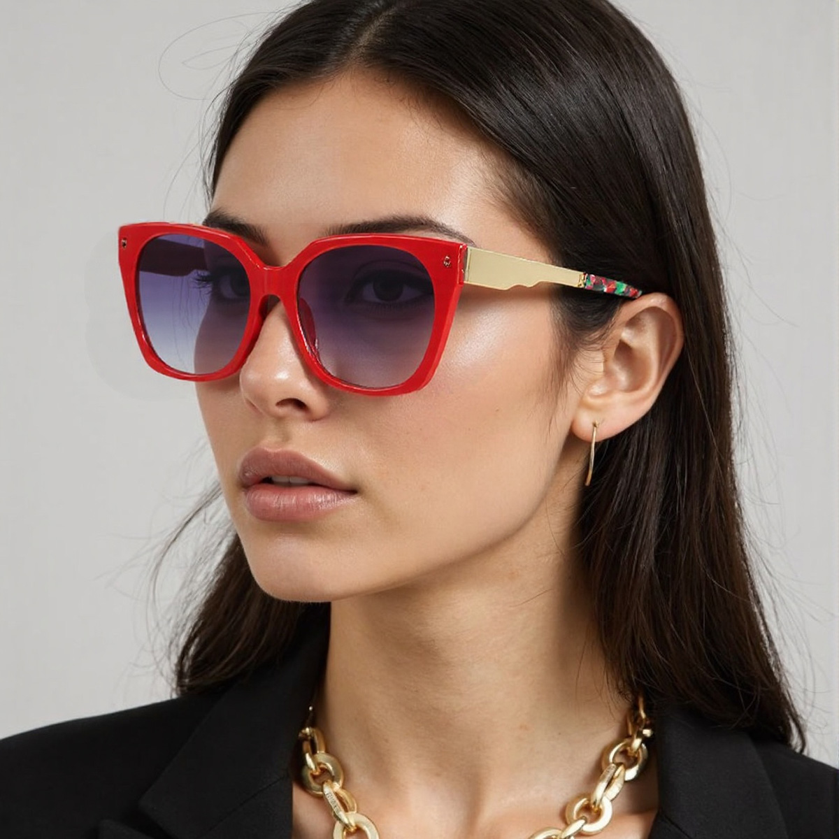 Lunettes de soleil Vintage pour femmes, à la mode, monture rouge éblouissante, motif vert doré, lentille luxueuse, décoration, lunettes pour femmes