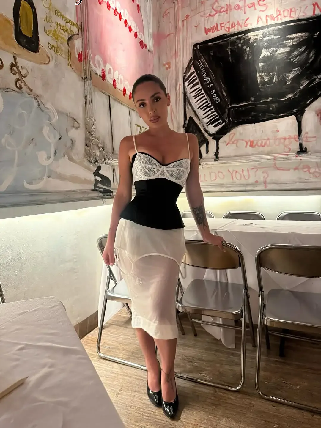 Ensemble deux pièces élégant pour femme : Corset en dentelle et satin à fines bretelles, bustier et jupe midi en maille transparente – Tenue de soirée et rendez-vous 2026