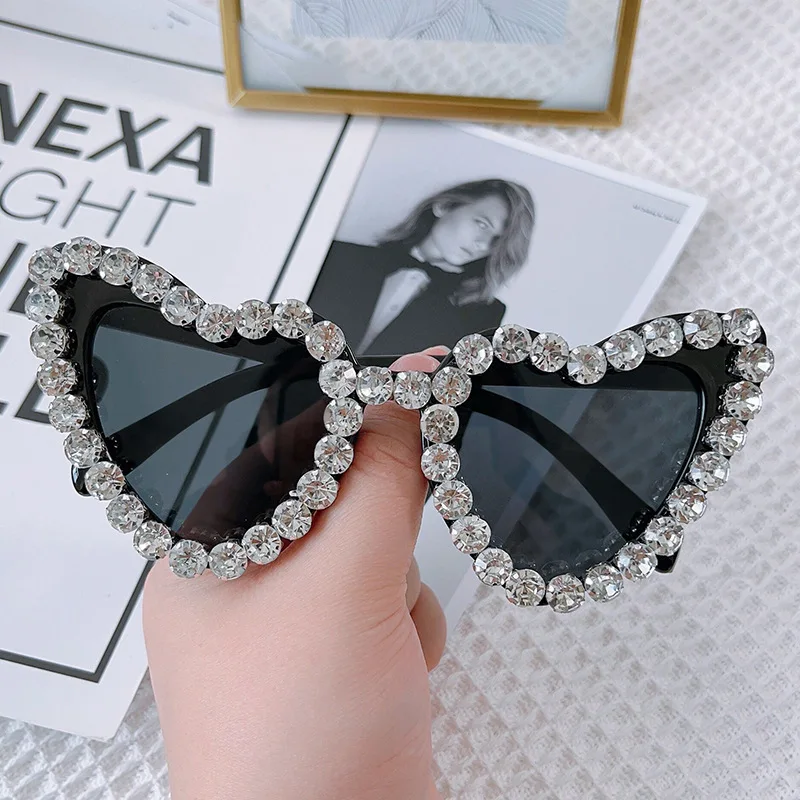 Lunettes de soleil cloutées en diamant de style cœur pour femmes, lunettes d'extérieur classiques, document solide, protection solaire, degré UV, UV400