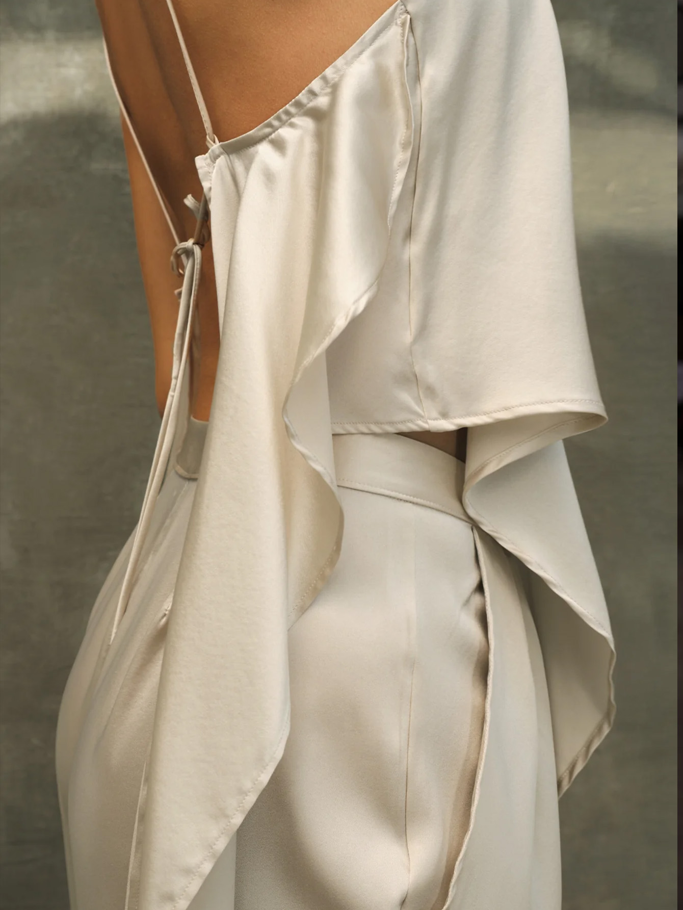 Débardeur en satin vintage français pour femme, col en V, biais asymétrique, bretelles spaghetti fluides, élégant et décontracté, chemise camisole à superposer