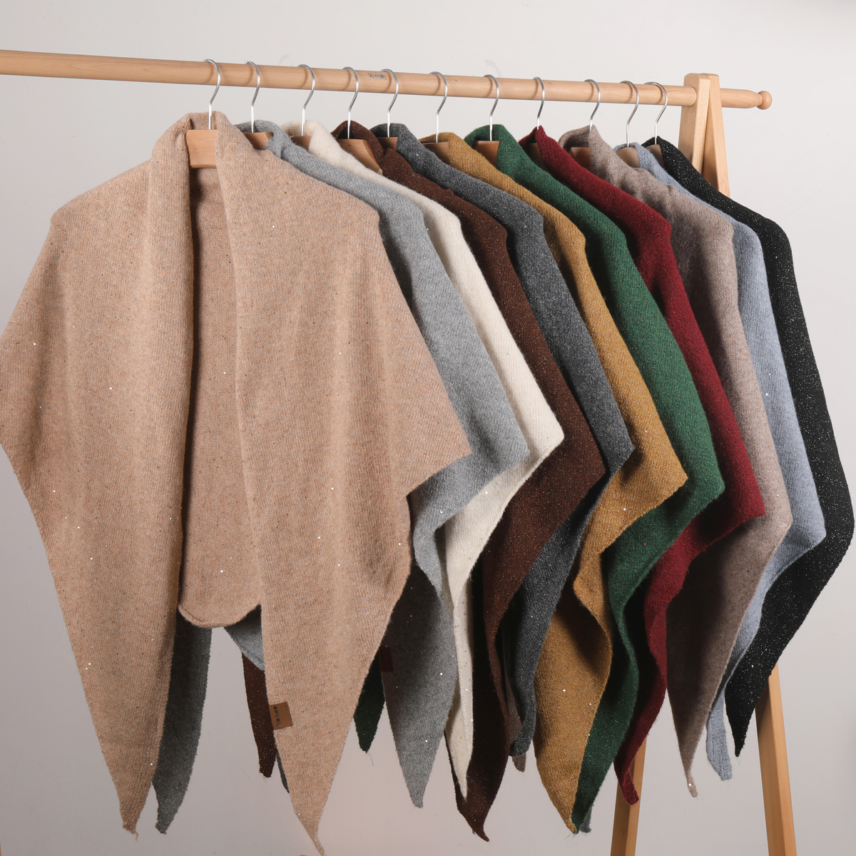 Écharpe triangulaire en tricot brillant de couleur unie pour femme, écharpe chaude et coupe-vent, pour les voyages en plein air, à porter au quotidien en automne et en hiver