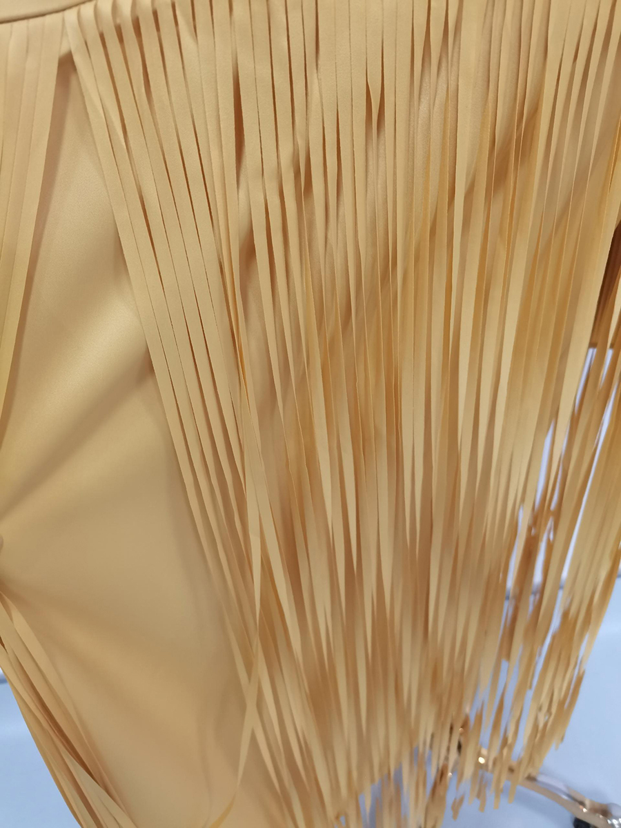 Robe longue élégante jaune sans manches VGH haut de gamme pour femme, coupe ajustée, fluide, avec franges, idéale pour les occasions spéciales