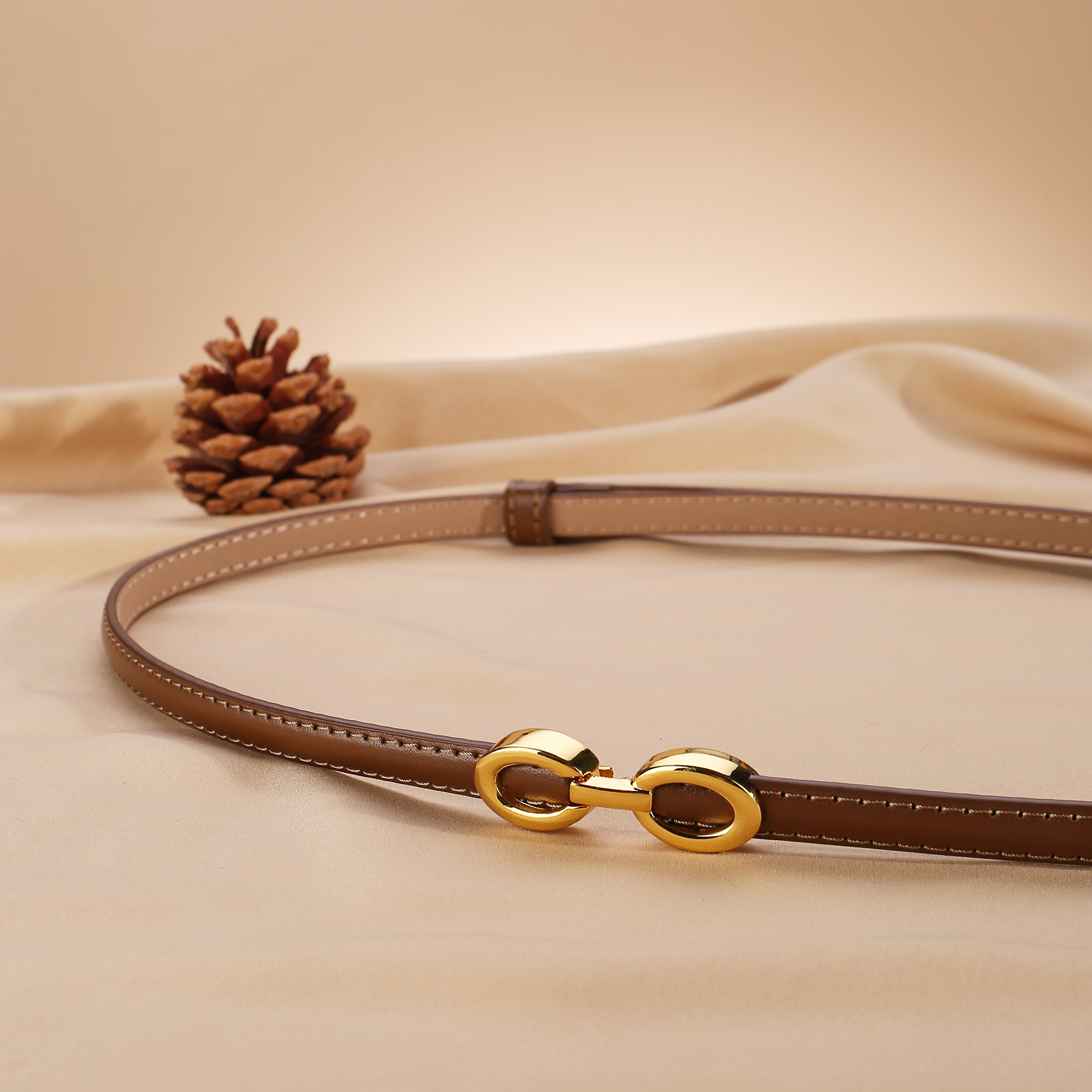 Ceinture fine en cuir véritable pour femmes, accessoire minimaliste et polyvalent pour robes, jupes, jeans et plus encore