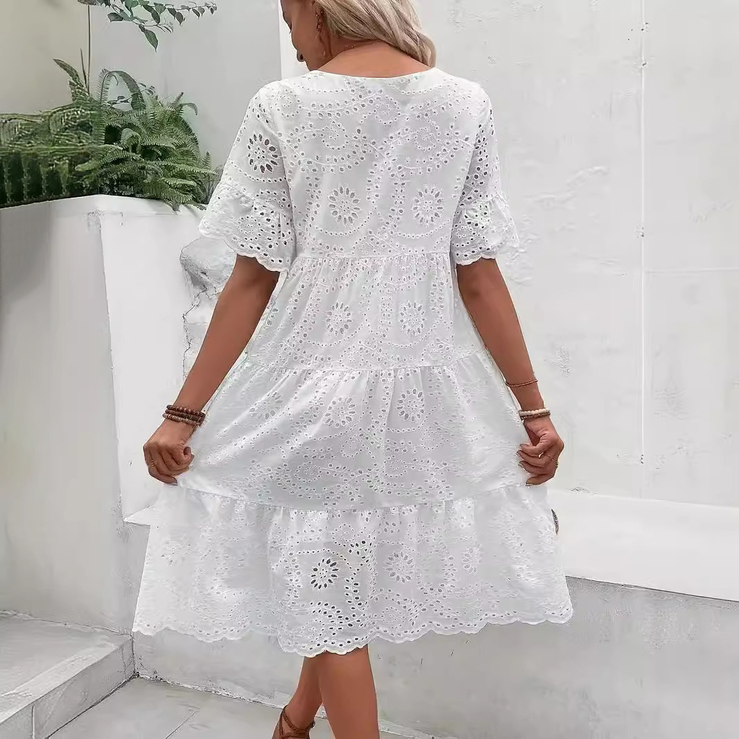 Robe midi blanche brodée à œillets pour femme, style bohème évidé, fluide, à volants superposés, décontractée, à manches courtes, pour l'été et la plage