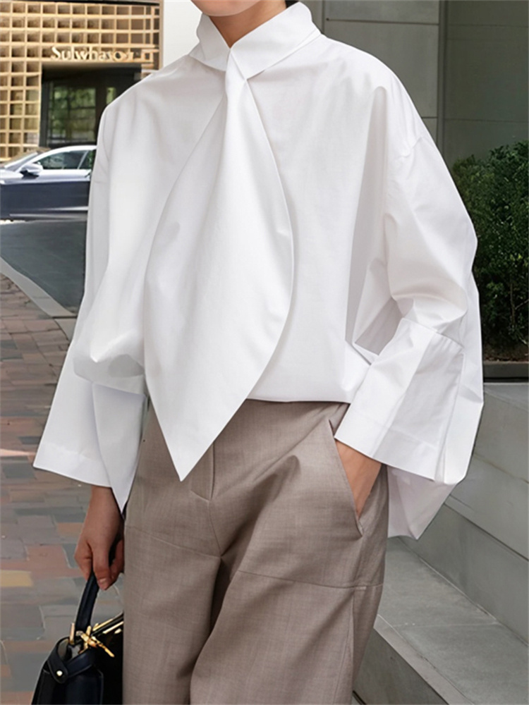 Chemisier ample à manches longues pour femme, collection Printemps-Été 2026, blanc uni, col montant, détail nœud, style minimaliste, chemise de travail décontractée