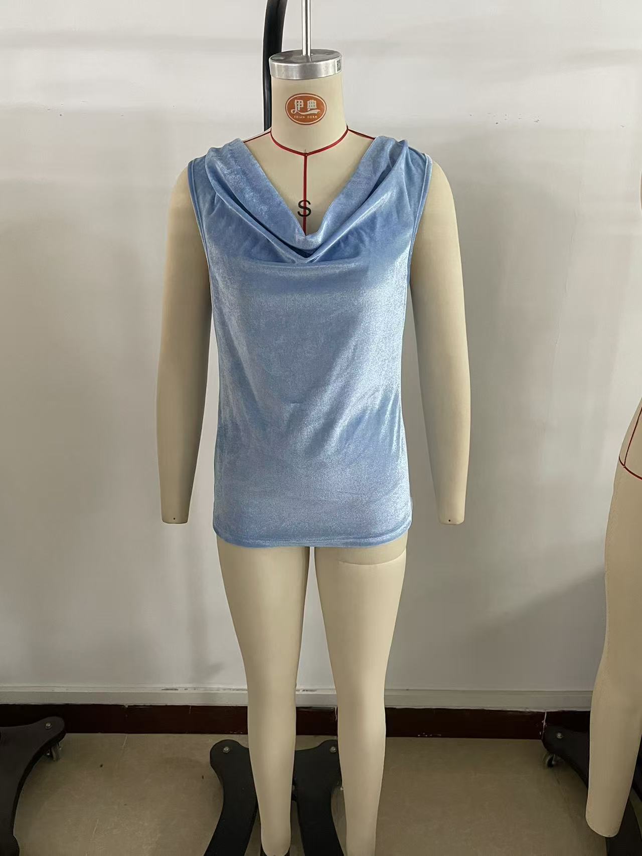 Nouvelle Collection 2026 de Vêtements pour Femmes : Gilet en Velours Sensuel, Élégant, Couleur Unie, Décolleté Plongeant, Sans Manches.