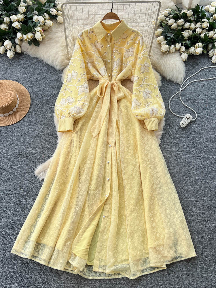 Robe longue vintage française en dentelle brodée à col revers et manches lanternes, coupe ajustée coréenne avec taille en maille pour femme