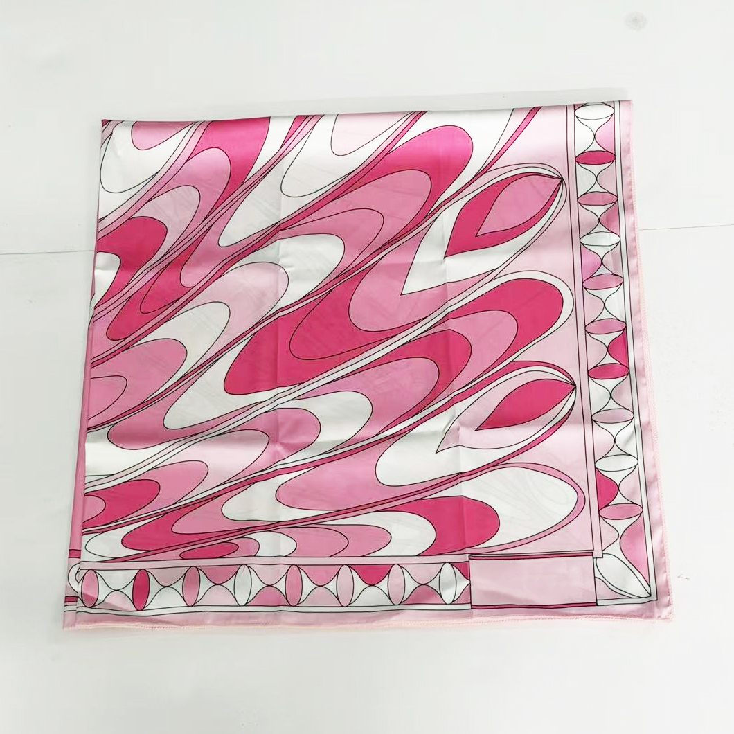 Foulard carré en soie rose pour femme, design de mode, avec logo signature de créateur, de marque de luxe, à porter comme écharpe ou comme jupe de plage asymétrique