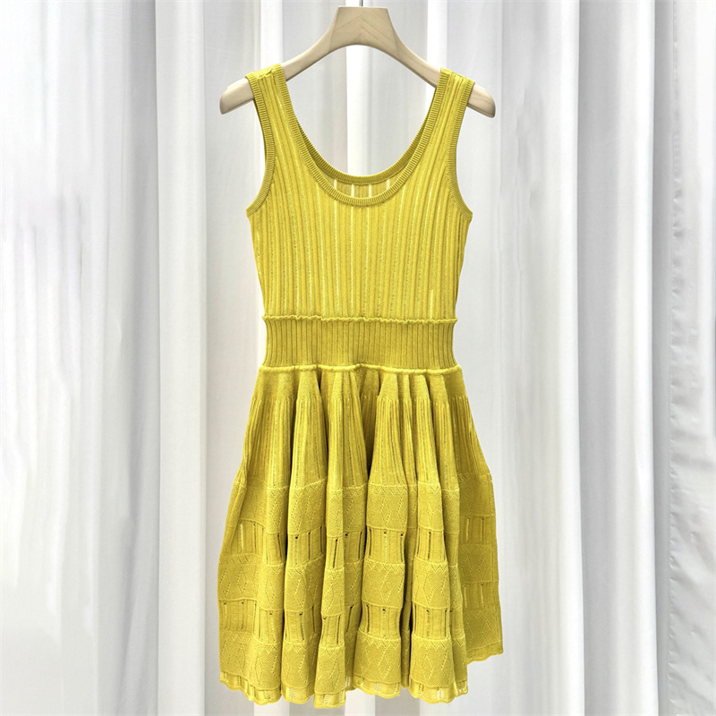 Nouvelle robe décontractée pour femme, mini-robe en maille élastique pour l'été 2026, ajustée à la taille, sans manches, courte, style robe à volants