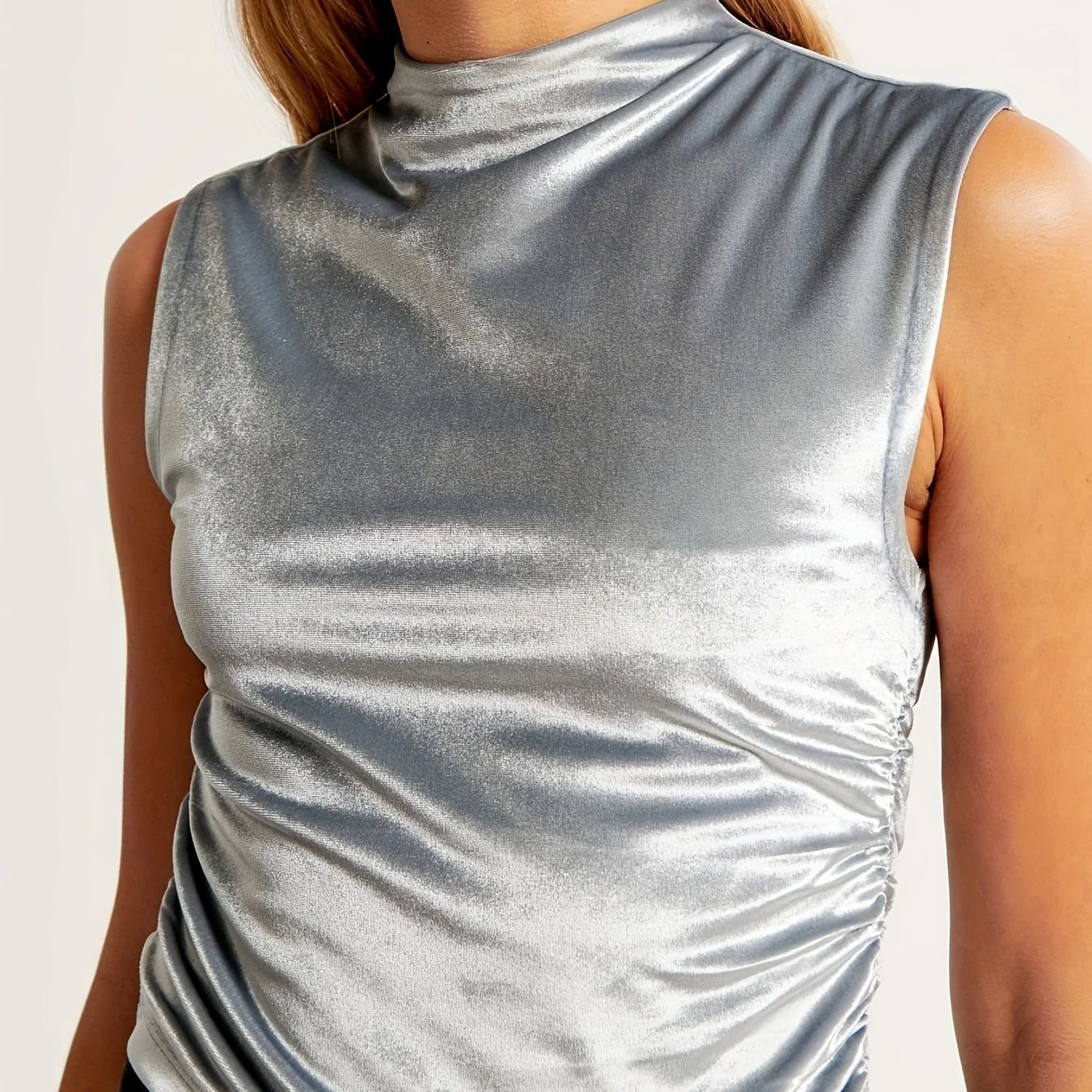 Haut sans manches haut de gamme argenté avec plis double face pour minceur, haut de gamme et style intelligent, à la mode et élégant pour femmes