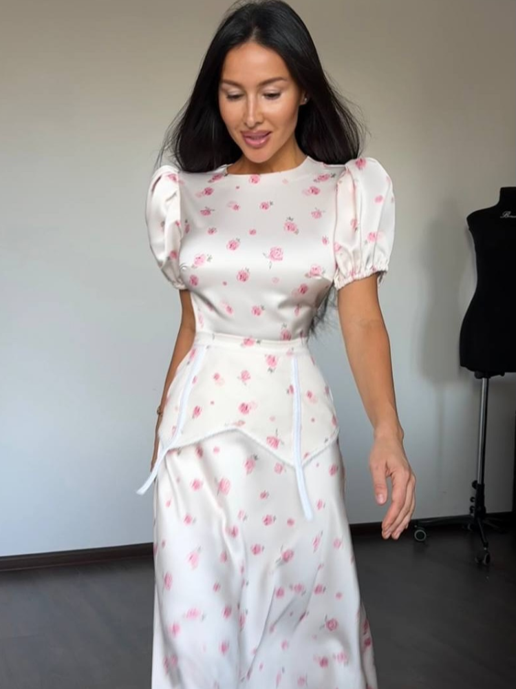 Ensemble jupe et haut élégant en satin imprimé pour femme – Col rond, manches courtes, taille haute – Tenue chic 2026 pour femme