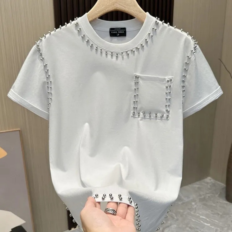T-shirt blanc à col rond pour femme avec détails rivets, coupe décontractée, manches courtes, avec poche