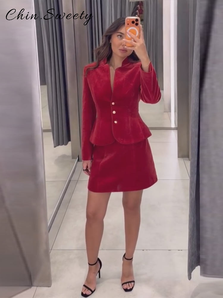 Ensemble élégant pour femme : Manteau en velours rouge à col montant et manches longues, taille cintrée, et mini-jupe ajustée aux hanches, collection 2026