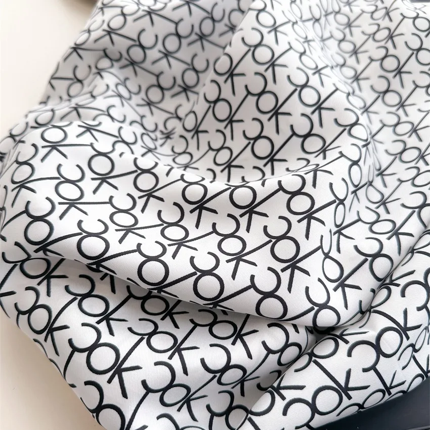 2025 nouvelle mode léger luxe lettres imprimer foulard en soie 90 cm femmes sergé Simple carré foulards dames crème solaire châle foulard