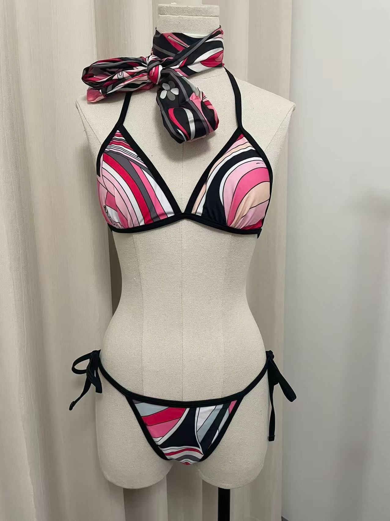 Ensemble bikini de luxe pour femme avec foulard noir et rouge, logo signature, tenue de plage de marque de créateur, bandeau et maillot de bain