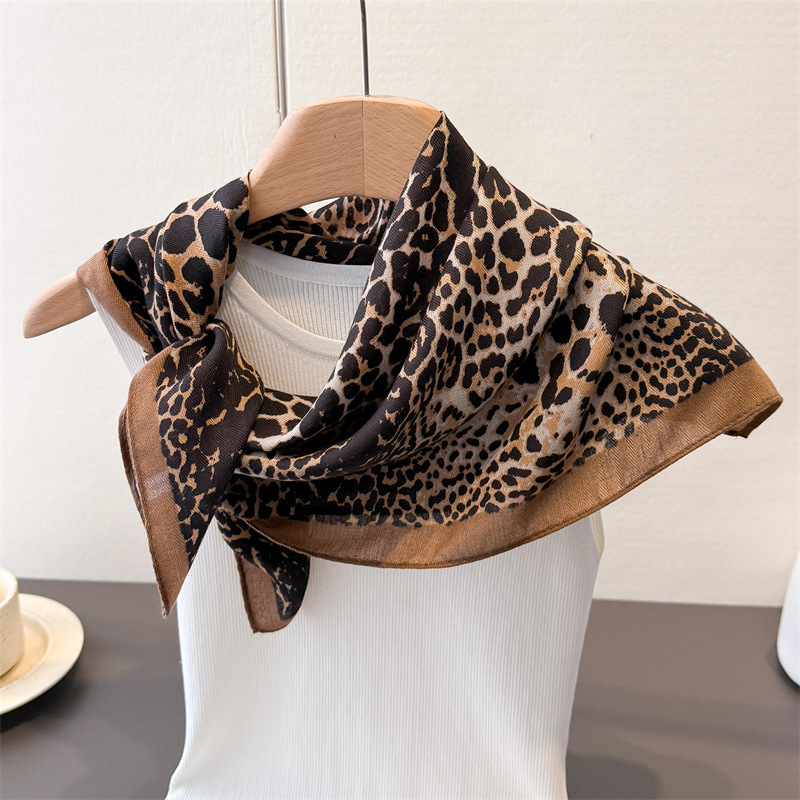 Foulard en coton et lin rouge pour femmes, petit carré, Protection du cou, à la mode, cadeau polyvalent pour maman, nouvelle collection 2026