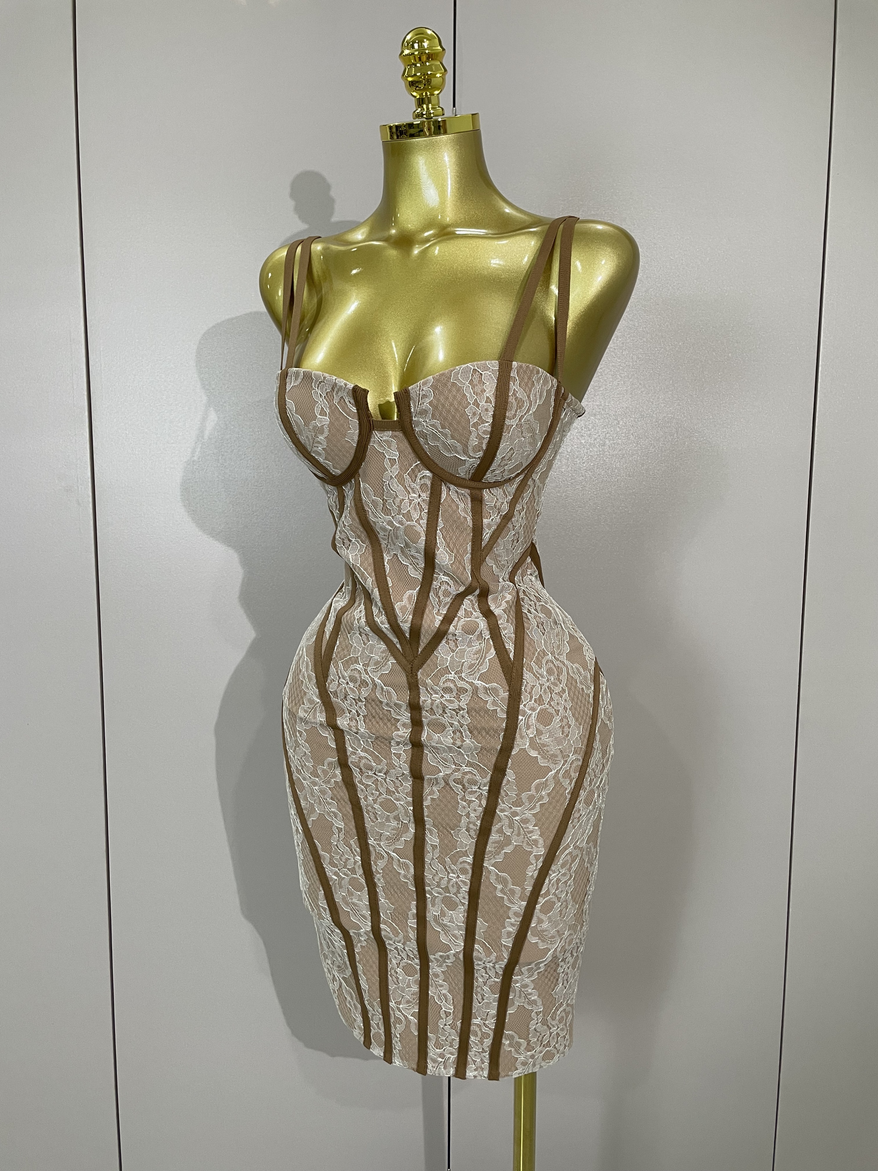 Robe de soirée en dentelle pour femmes, Design Original, Camisole, dos nu, robes de soirée d'anniversaire, tenue de spectacle en boîte de nuit, nouvelle collection 2025
