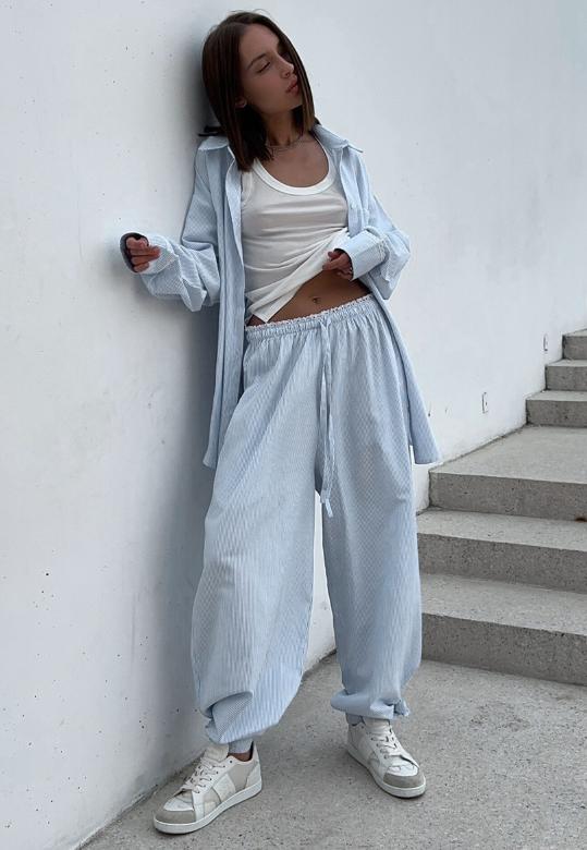 Ensemble deux pièces décontracté pour femme : chemisier ample à revers rayé verticalement et pantalon à taille élastique avec lacets