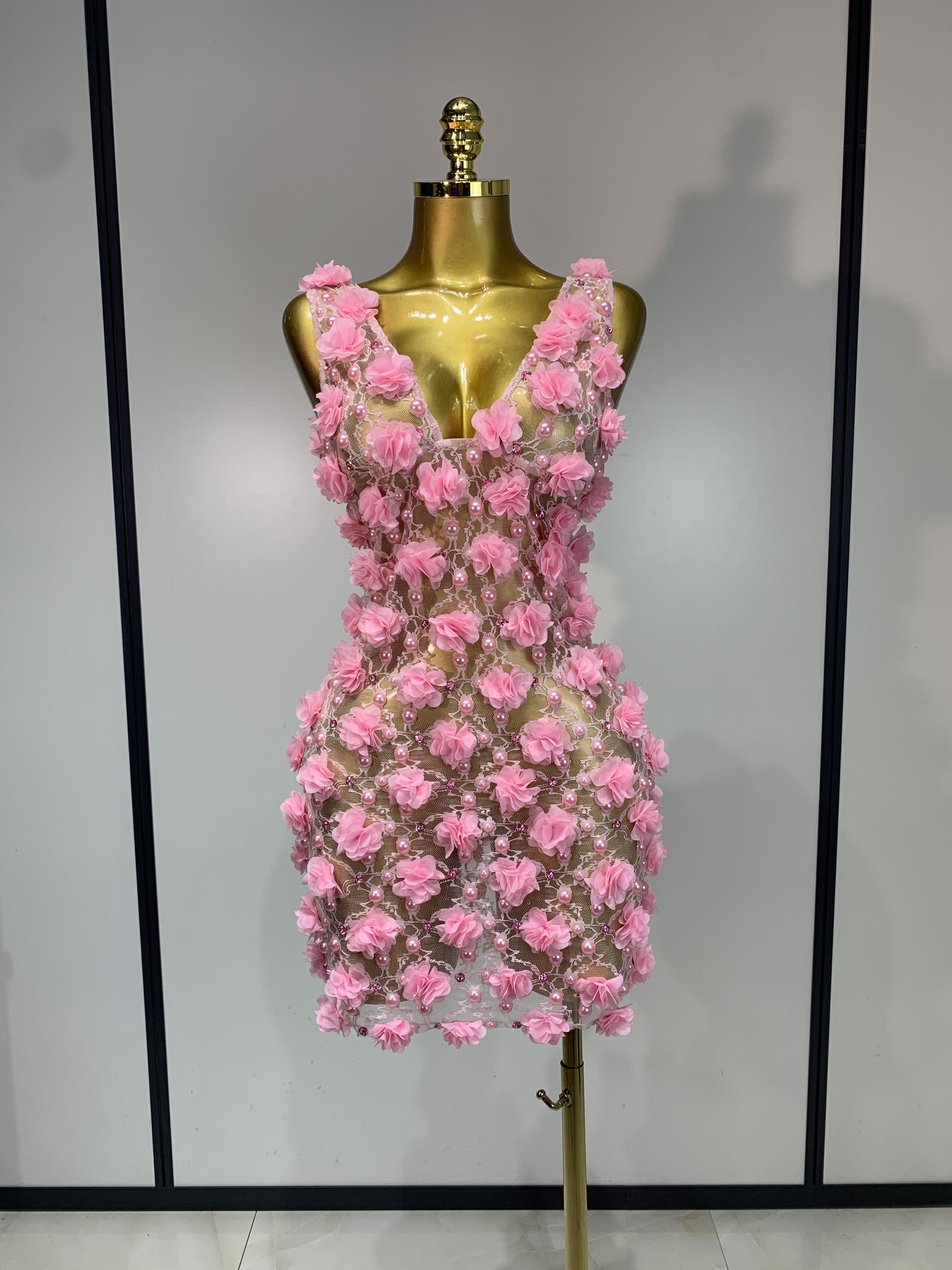 Robe moulante mini transparente en dentelle rose de luxe avec fleurs et perles pour femme, idéale pour séance photo d'anniversaire, soirée, boîte de nuit ou costume de scène