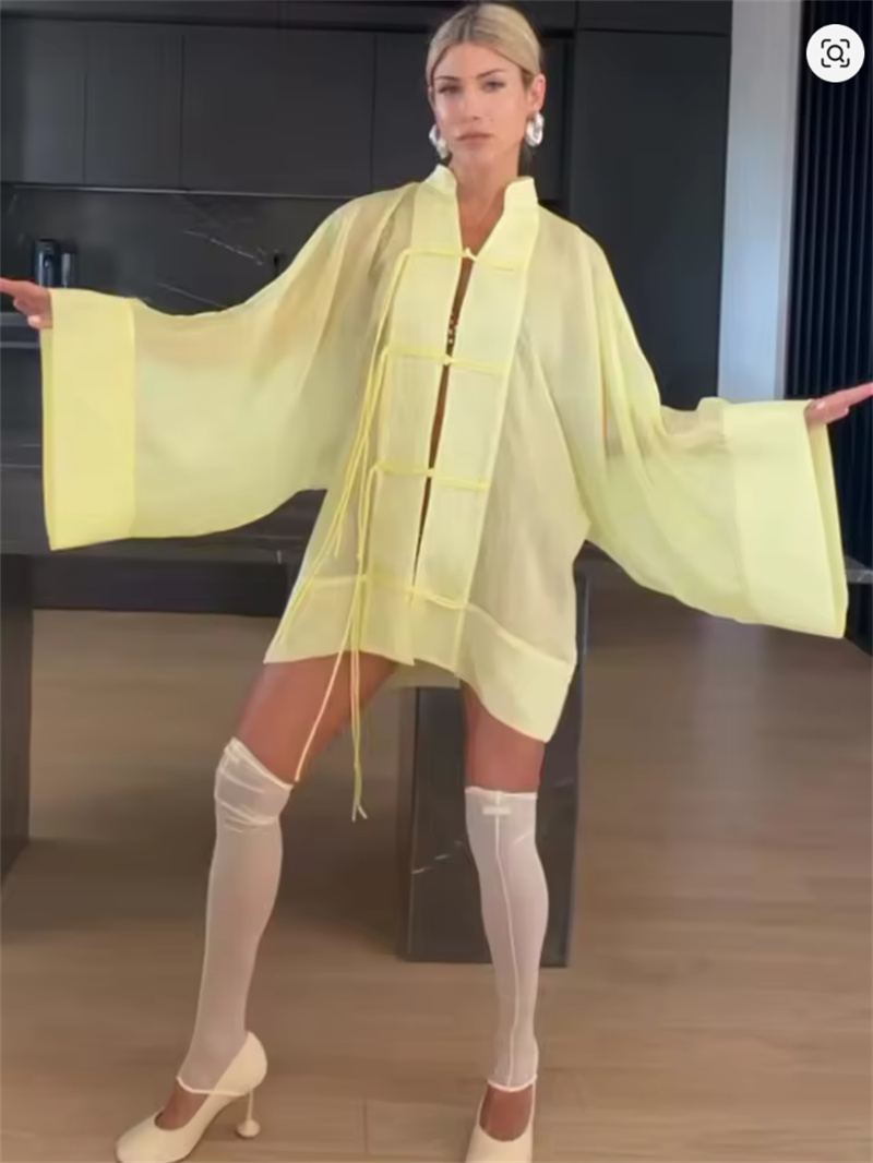 Chemisier Femme Été 2026 Nouvelle Collection Jaune Manches Longues avec Boutons Décoratifs Coupe Ample Idéal Plage et Vacances Élégance et Raffinement