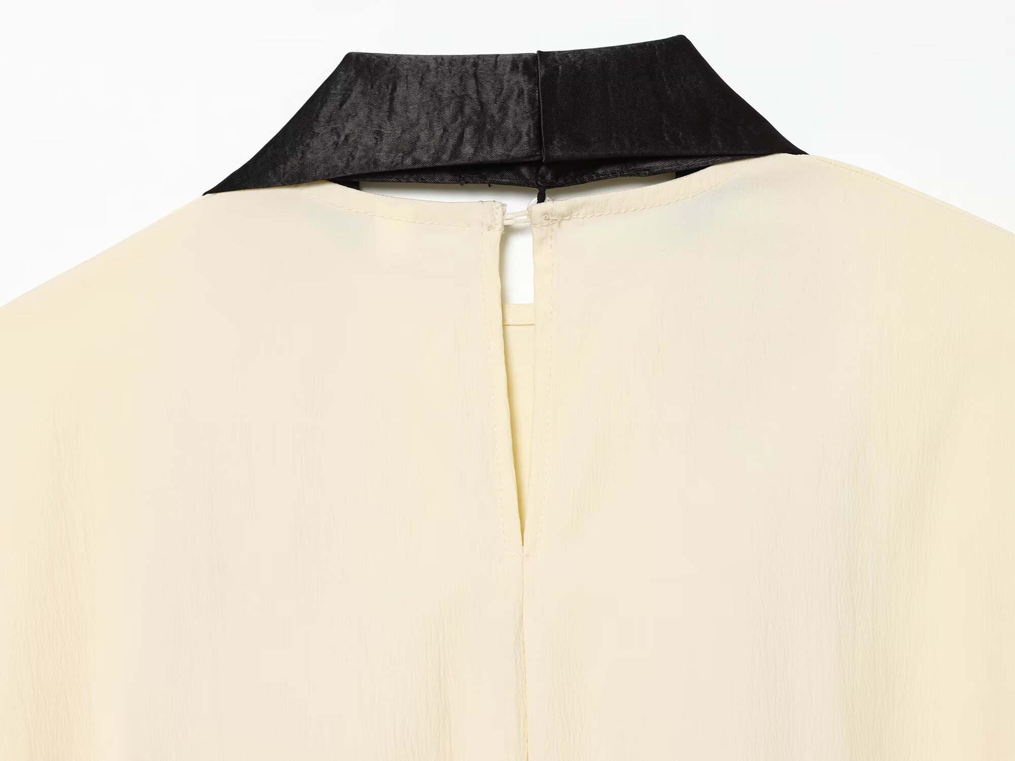 Nouvelle tenue d'été pour femmes avec un style européen et américain, chemise à col rond et décoration asymétrique en écharpe