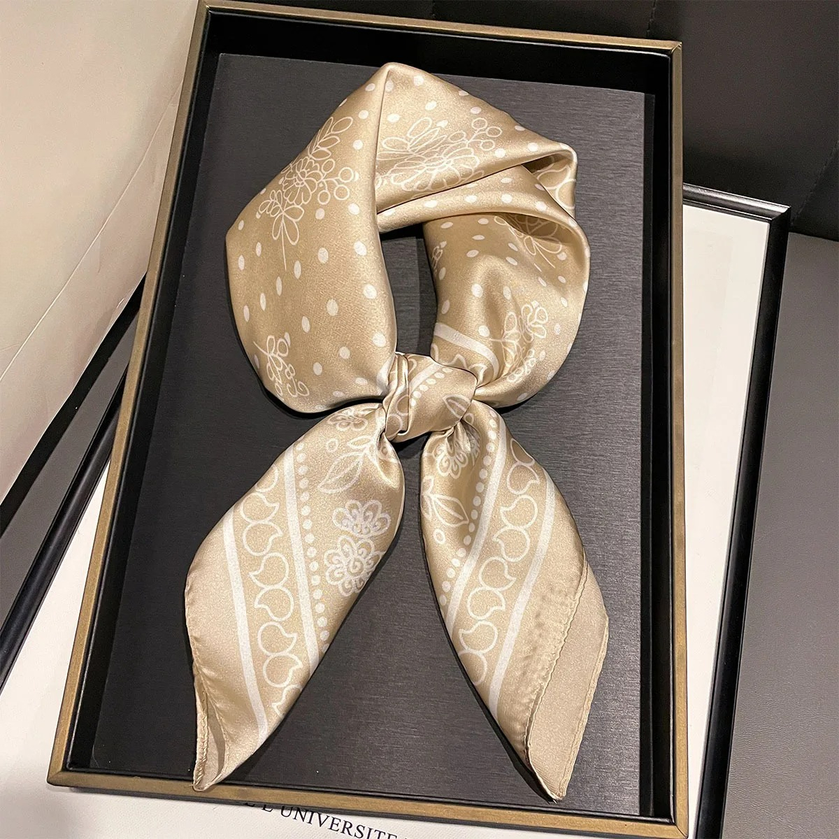 Foulard carré en soie imprimé Paisley pour femmes, décoration de foulard, cravate au cou, Hijab, enveloppes féminines, foulard de tête doux, nouvelle collection 2026