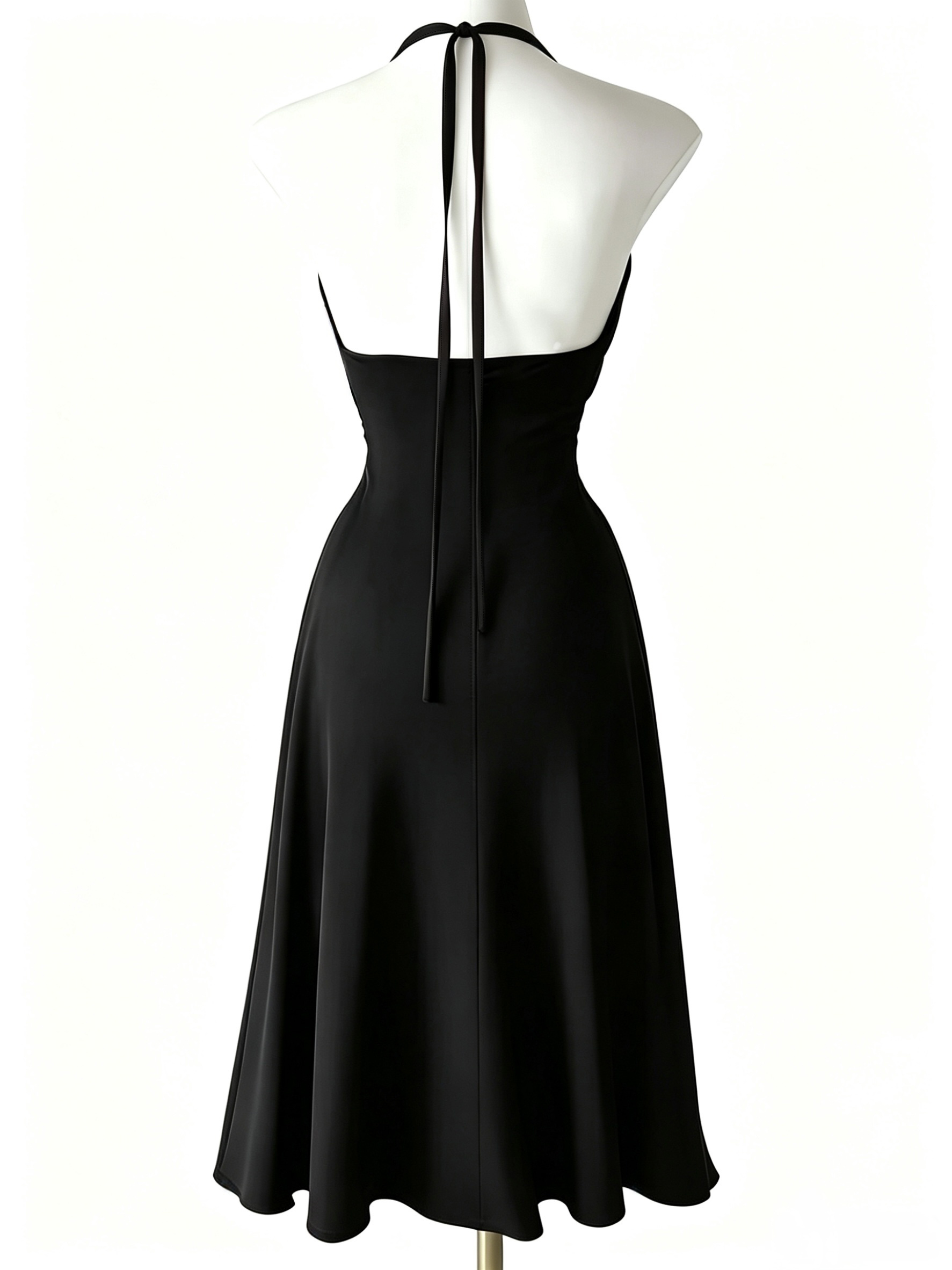 Robe noire élégante et stylée avec un col halter fin, un décolleté en V profond, une taille cintrée, des fentes hautes des deux côtés et une robe longue fluide et amincissante