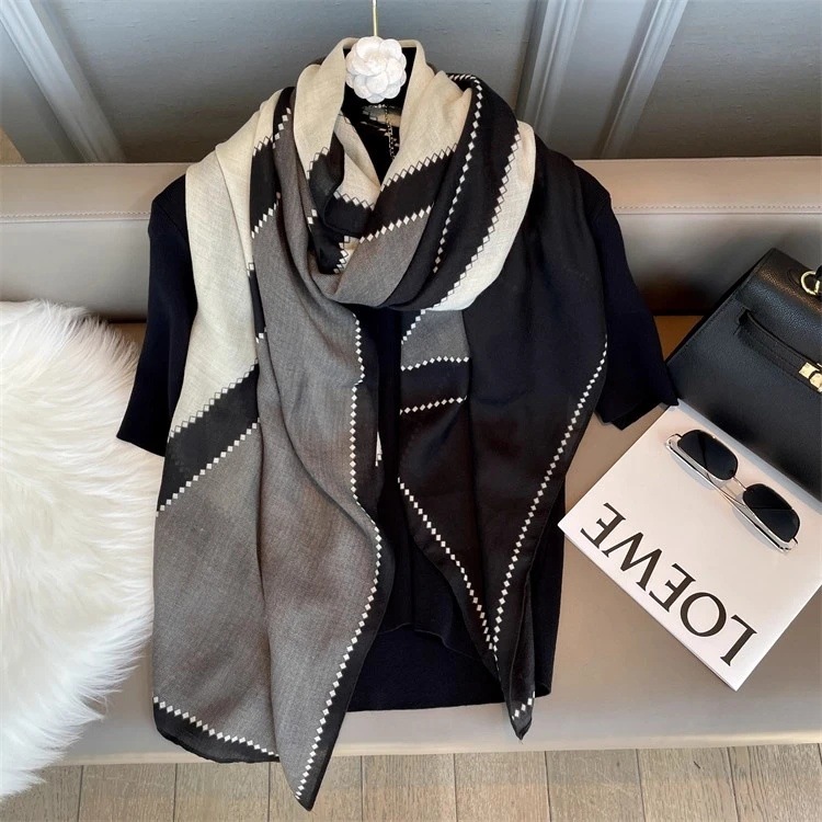 Écharpe d'hiver fine en coton et lin pour femmes, simple et haut de gamme, avec un assortiment de couleurs beige et noir, écharpe-chemise à double usage pour un usage quotidien.