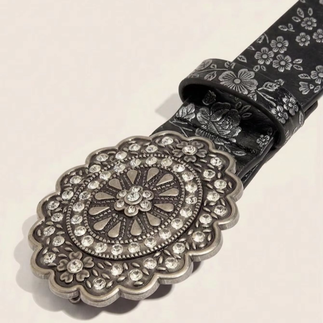 Ceinture à fleurs noires en relief de style bohème pour femmes, ceinture vintage polyvalente de style denim, adaptée aux occasions décontractées, 1 pièce