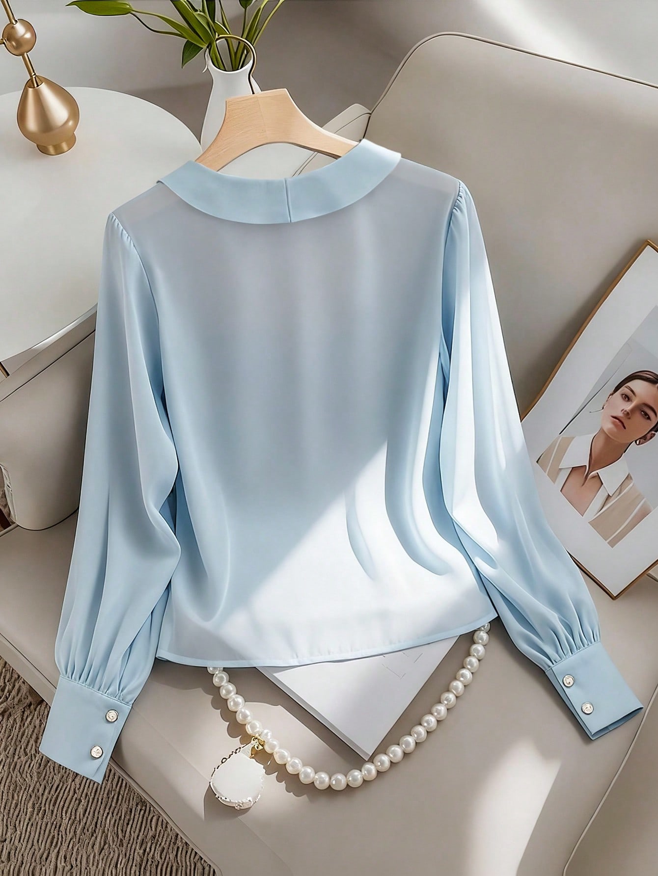 Chemise à manches longues bleue style Hebe pour femme, élégante, col en V, amincissante, avec bordure effet bois, chic pour le bureau