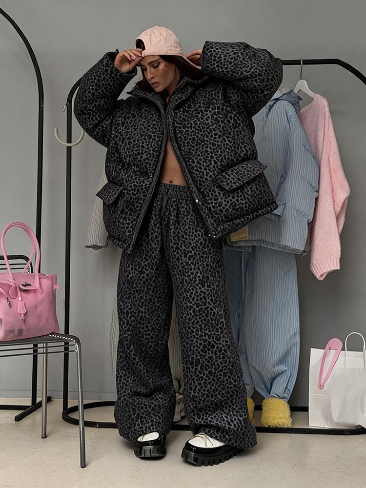 Ensemble 2 pièces pour femmes à imprimé léopard : manteau matelassé à capuche et pantalon à jambes larges, ensemble ample et chaud pour l'hiver, tenue assortie pour femmes.