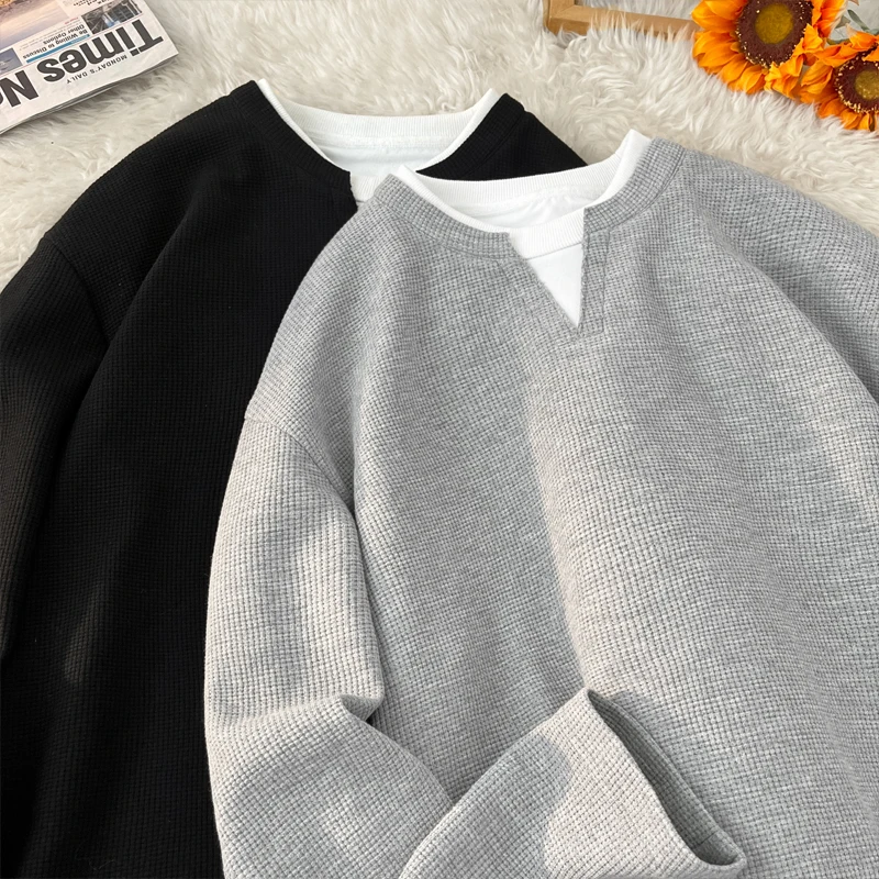 T-shirt décontracté pour homme en maille gaufrée, à effet superposé, manches longues, col en V à encoche, coupe ample, effet deux pièces, pour usage quotidien.