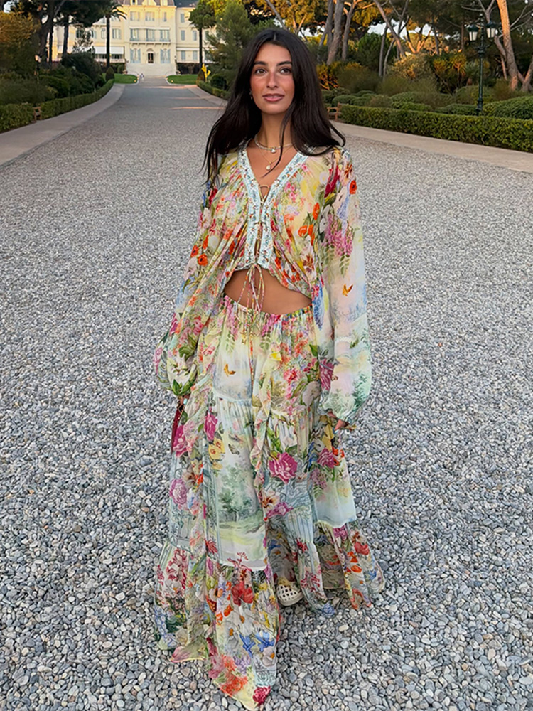 Ensemble assorti bohème à motifs floraux : Crop top à col en V et nœud sur le devant, jupe longue à volants étagés et taille élastique – Tenue de vacances 2 pièces 2026 pour la plage