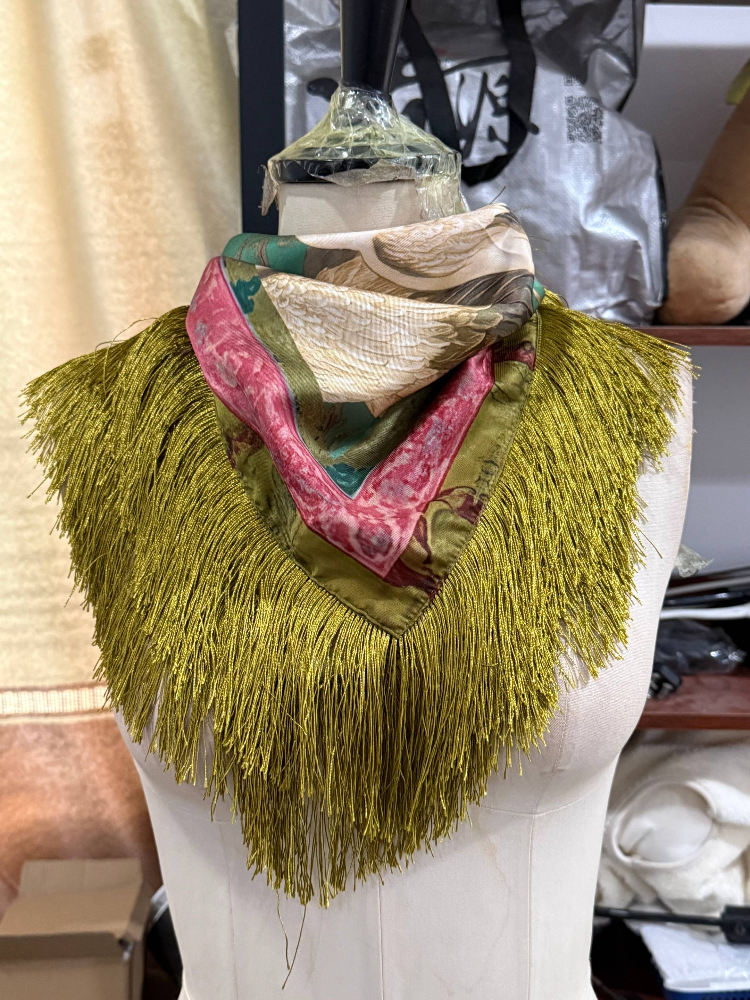 Écharpe Imprimée Femme Vintage à Pompons Carrée Polyvalente Accessoire Ceinture Chic Tendance Urbaine 2026 Nouveauté