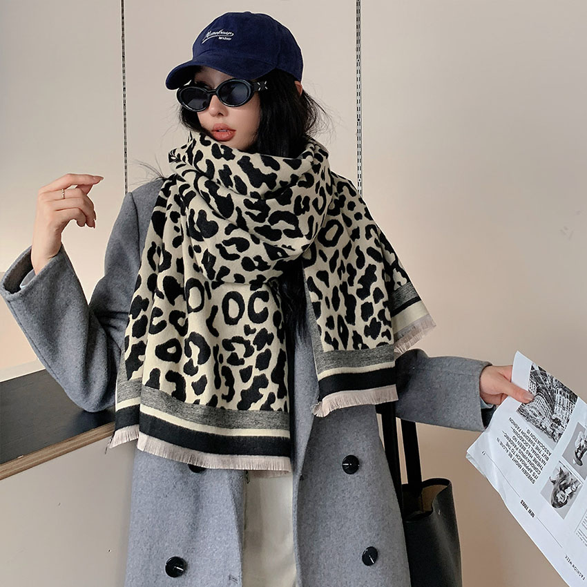 Écharpe double face en imitation cachemire jacquard léopard pour femme, châle chaud léopard assorti aux couleurs à la mode avec pompon, 1 pièce