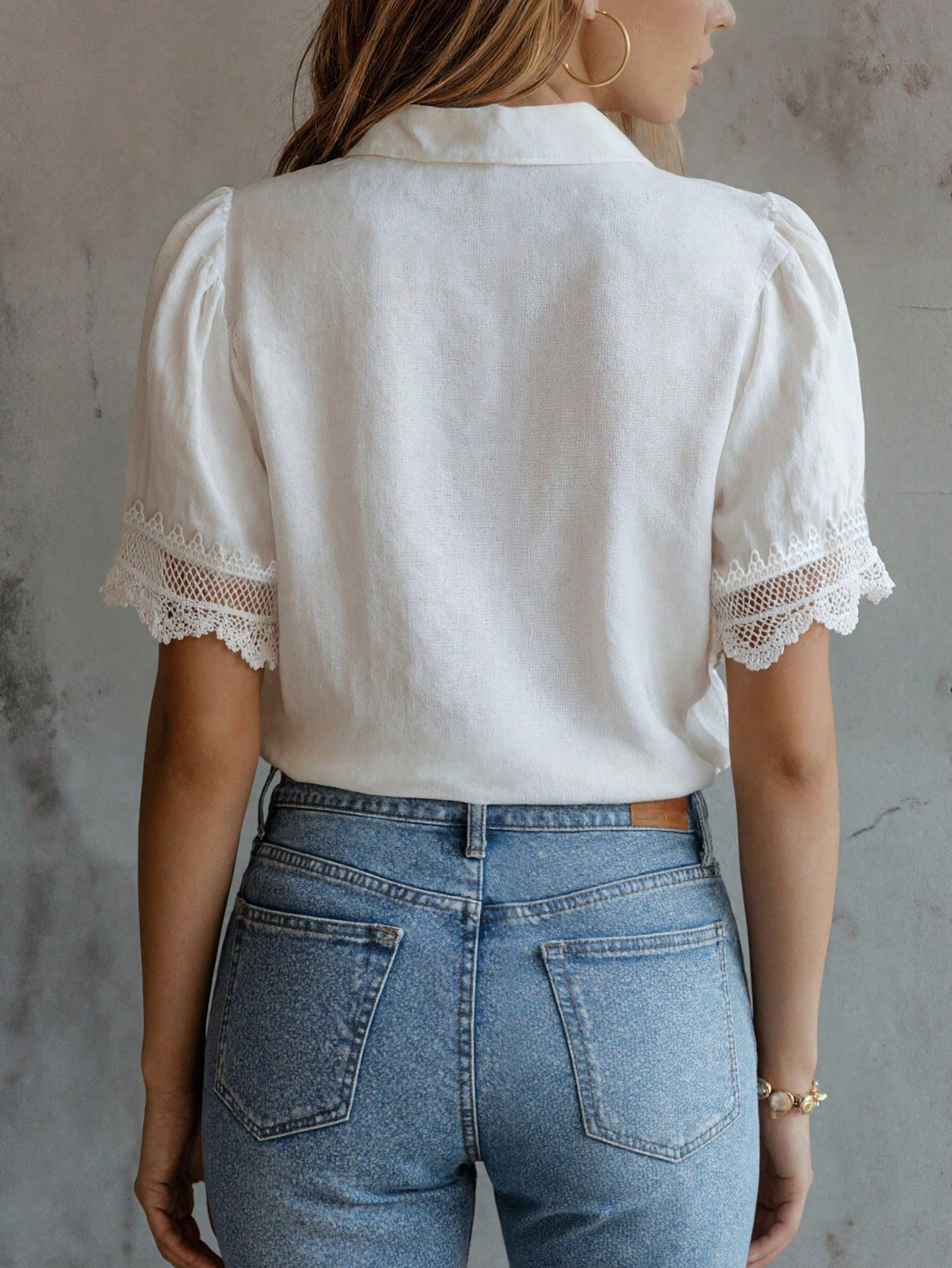 Chemise élégante pour femme avec broderie unie et patchwork en dentelle, idéale pour un usage quotidien à la maison et peut être portée en toutes saisons