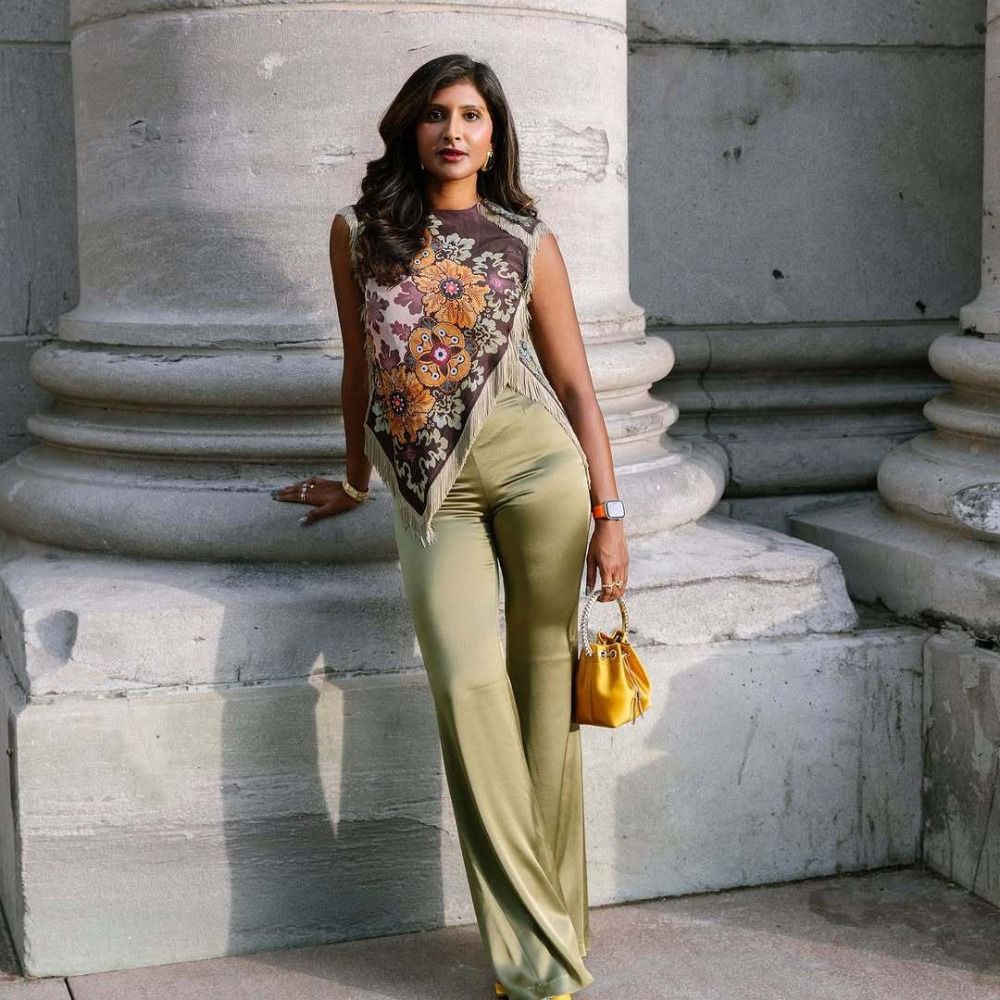 Nouveau haut en satin vintage pour femmes, décoré de pompons, imprimé floral asymétrique, chic, col rond, sans manches, chemisier d'été, tenue décontractée