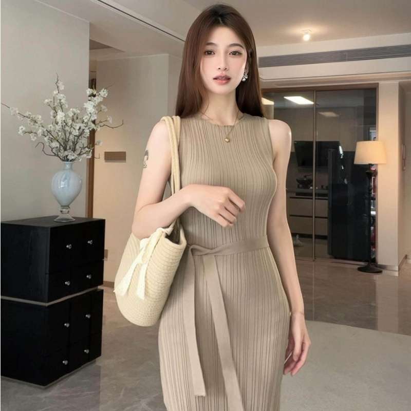 Robe sans manches élégante et polyvalente en soie glacée coréenne, style amincissant, mi-longue, tricotée, col montant, style décontracté pour l'été