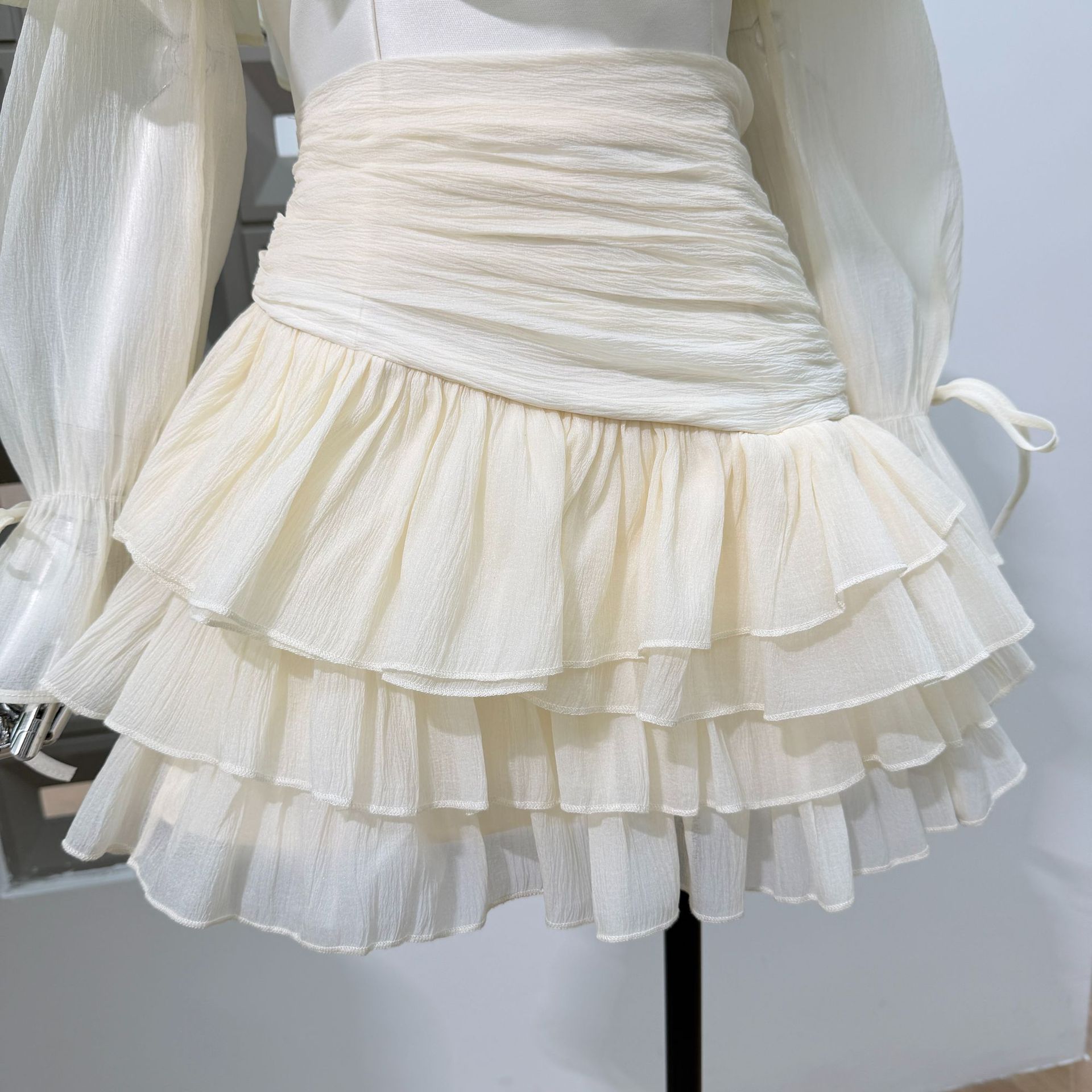 Robe Mini Femme Chic et Tendance en Mousseline Florale, Épaules Dénudées, Idéale pour Fêtes d'Anniversaire – Nouvelle Collection