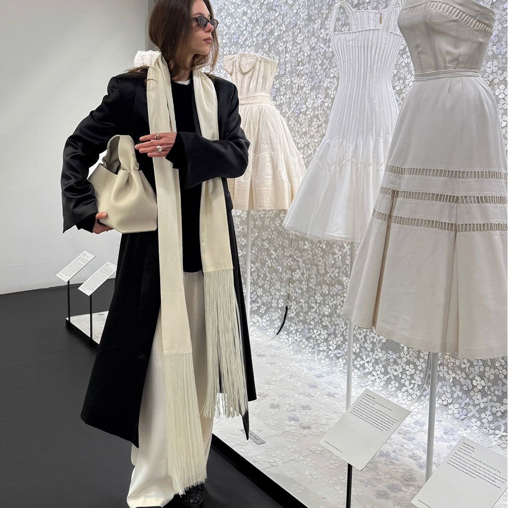 Écharpe longue en satin à franges et pompons pour femme, ceinture de taille unie, cape élégante, ceinture à franges, écharpe longue chic pour femme