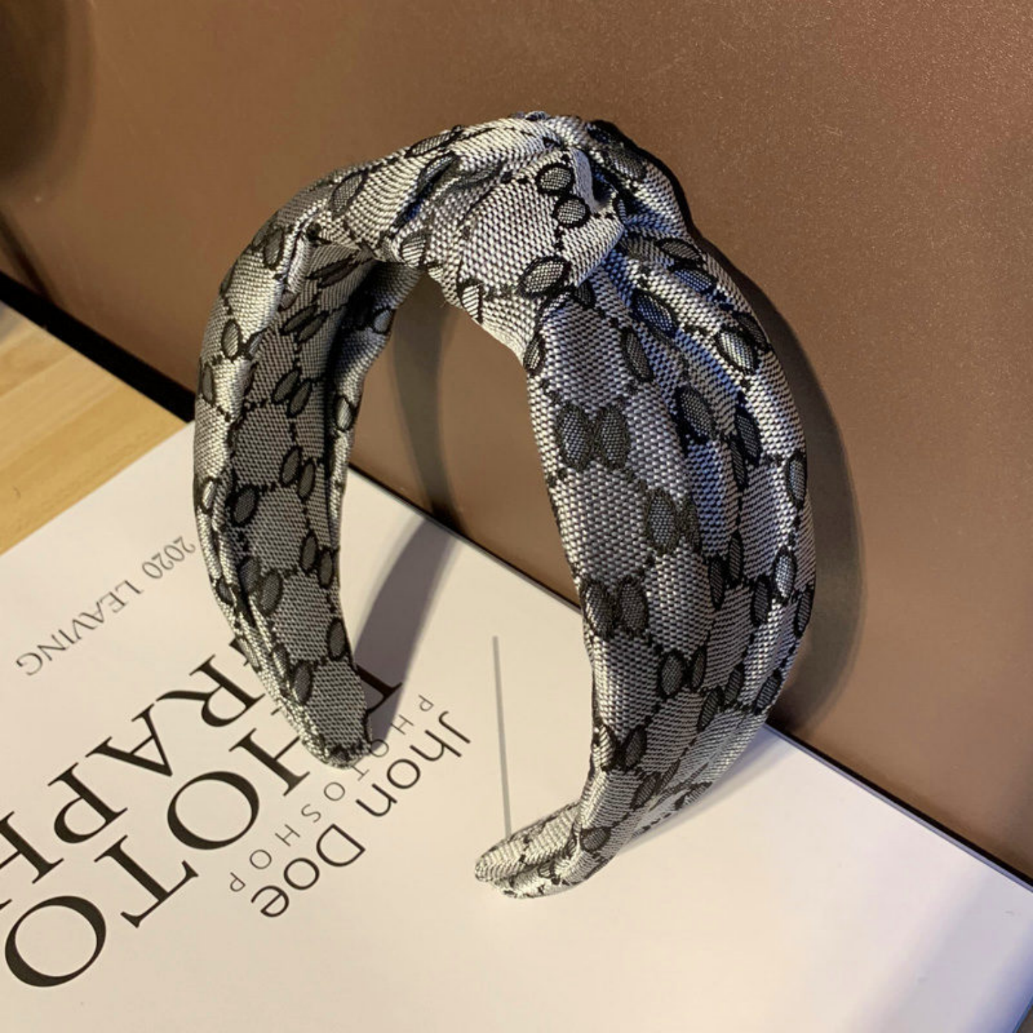 Nouveau Bandeau Femme 2026 en Tissu Noué, Bandeau Tendance et de Haute Qualité, Pince à Cheveux Luxueuse et Polyvalente