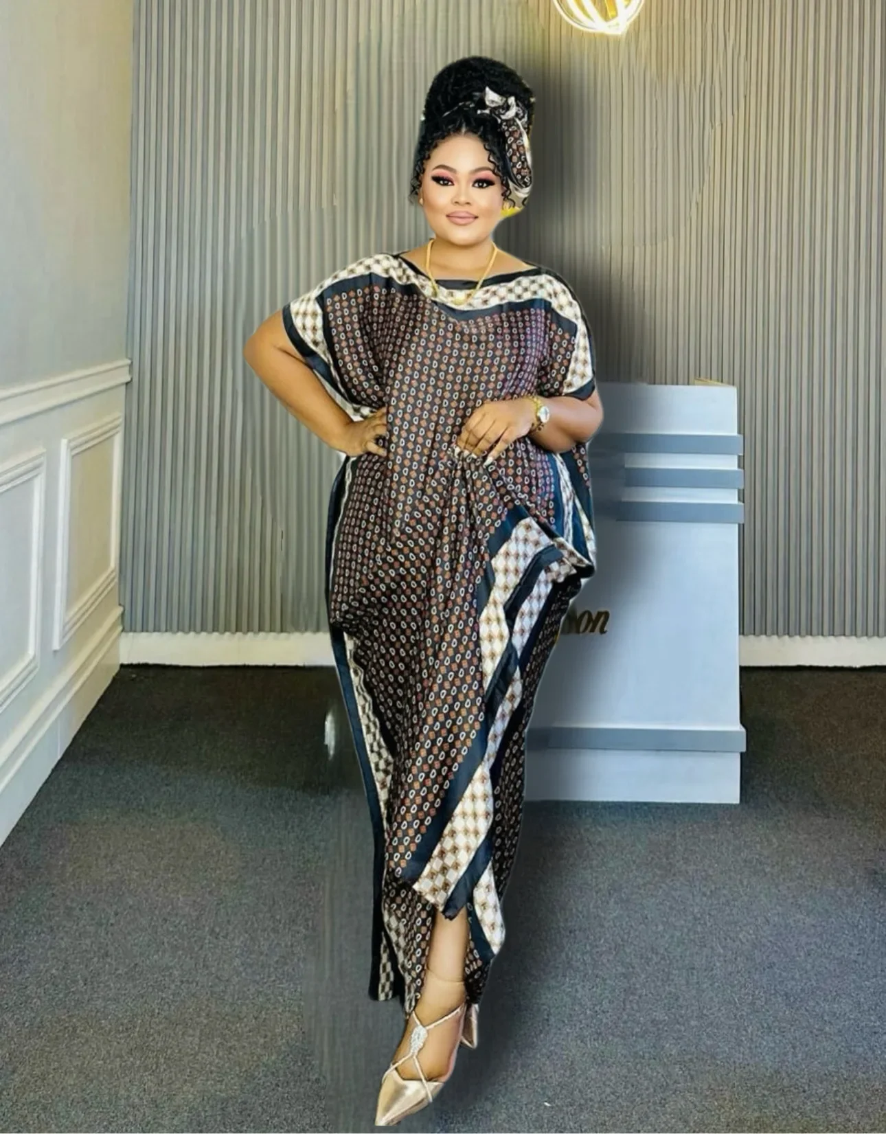 Wonder géométrique grande taille – Robe caftan fluide avec col rond et manches chauve-souris – Vêtements élégants et courbés