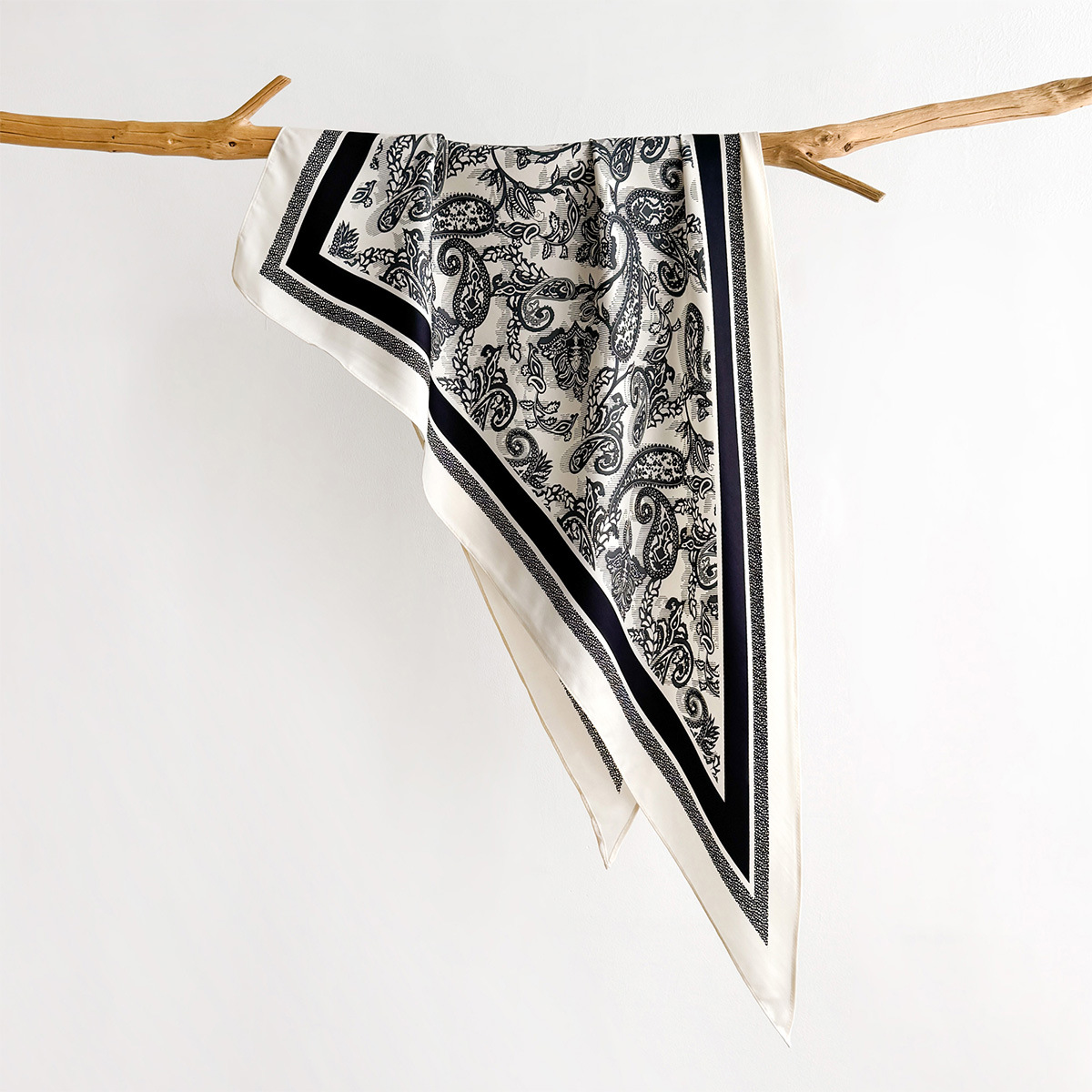 Foulard triangulaire de créateur pour femme, en satin effet soie, imprimé, utilisable comme foulard de tête, foulard de cou, bandana pour cheveux, châle ou écharpe.