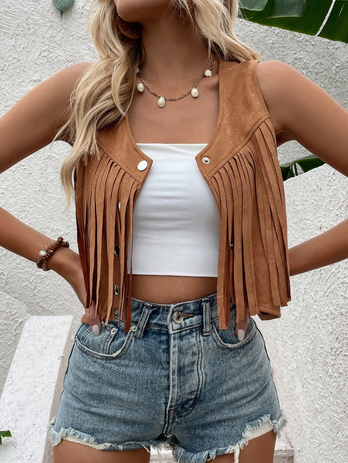 Gilet court à la mode avec des pompons et des broderies florales, avec boutons