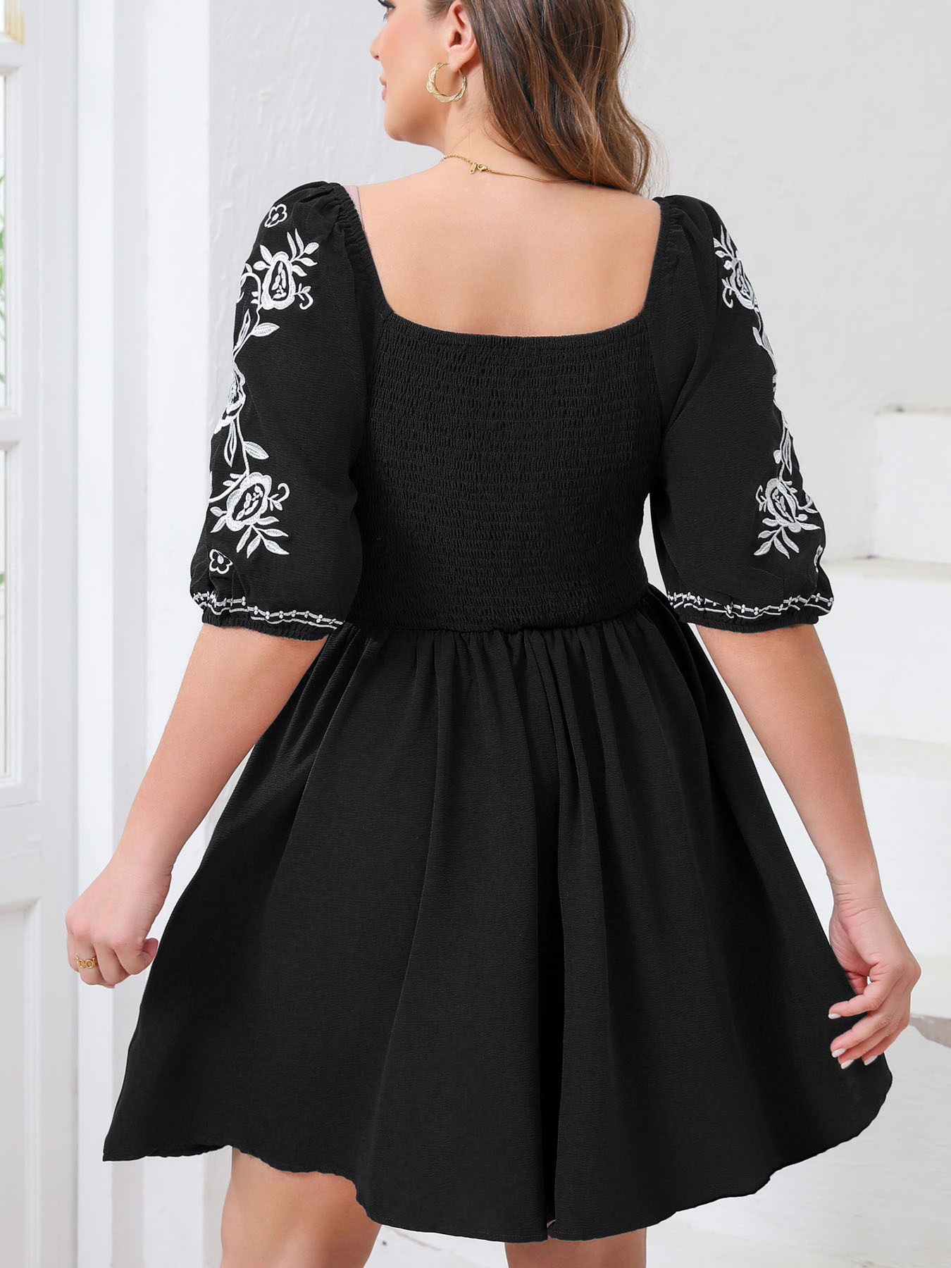 Robe élégante brodée pour femmes grandes tailles - Col en V, manches courtes, robe courte fluide